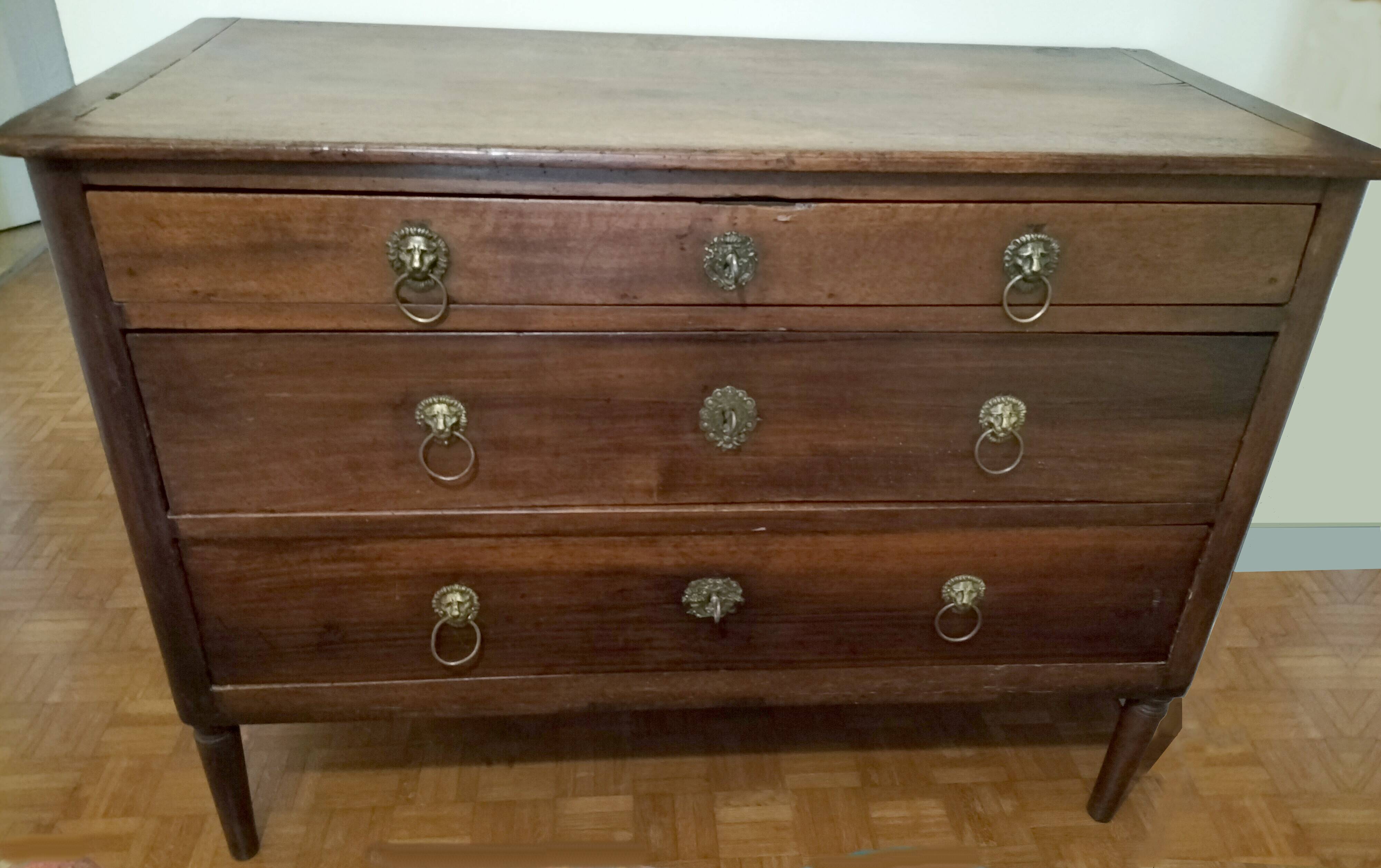 Jumping chest of drawers with 3 drawers in solid walnut, Restoration style.