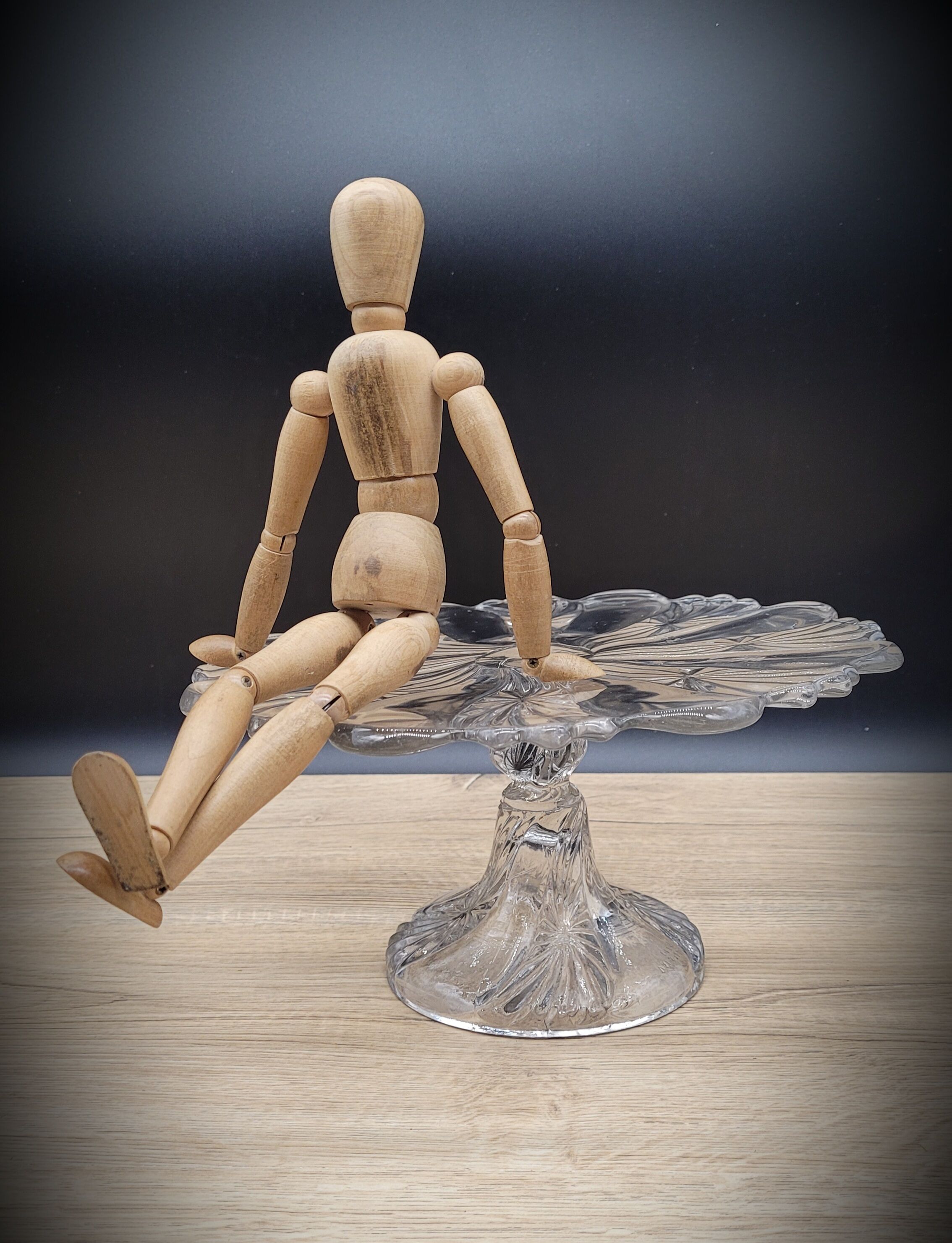 Transparent pedestal dish
