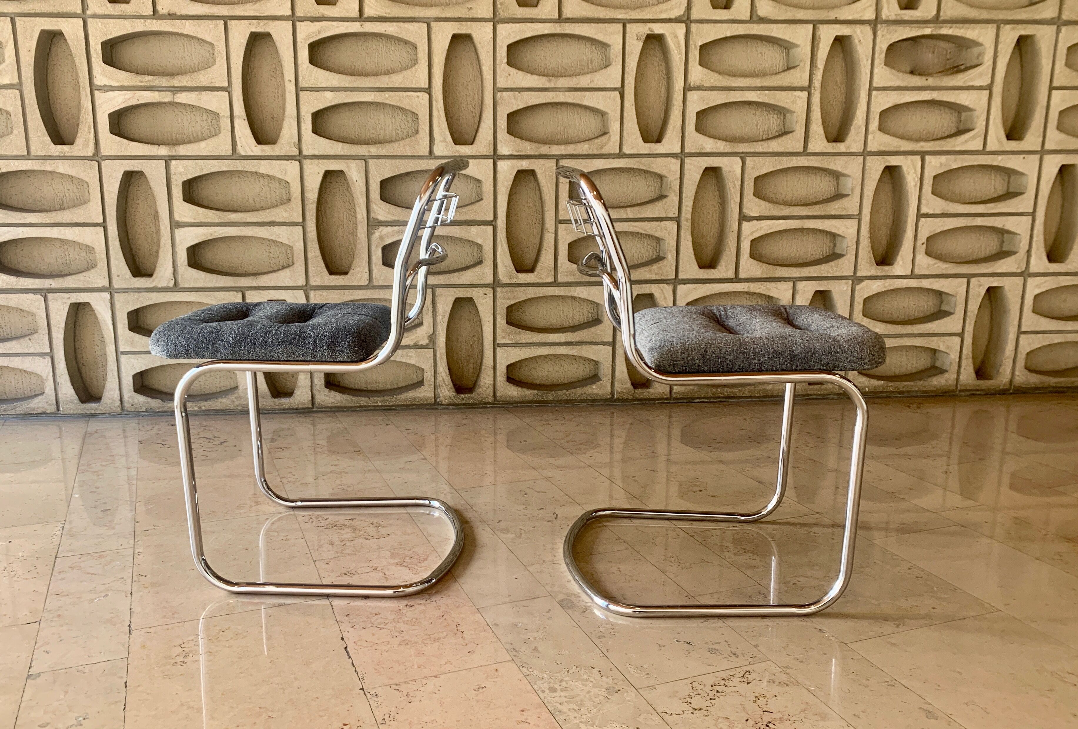 Chaises chromées avec assises retapissées