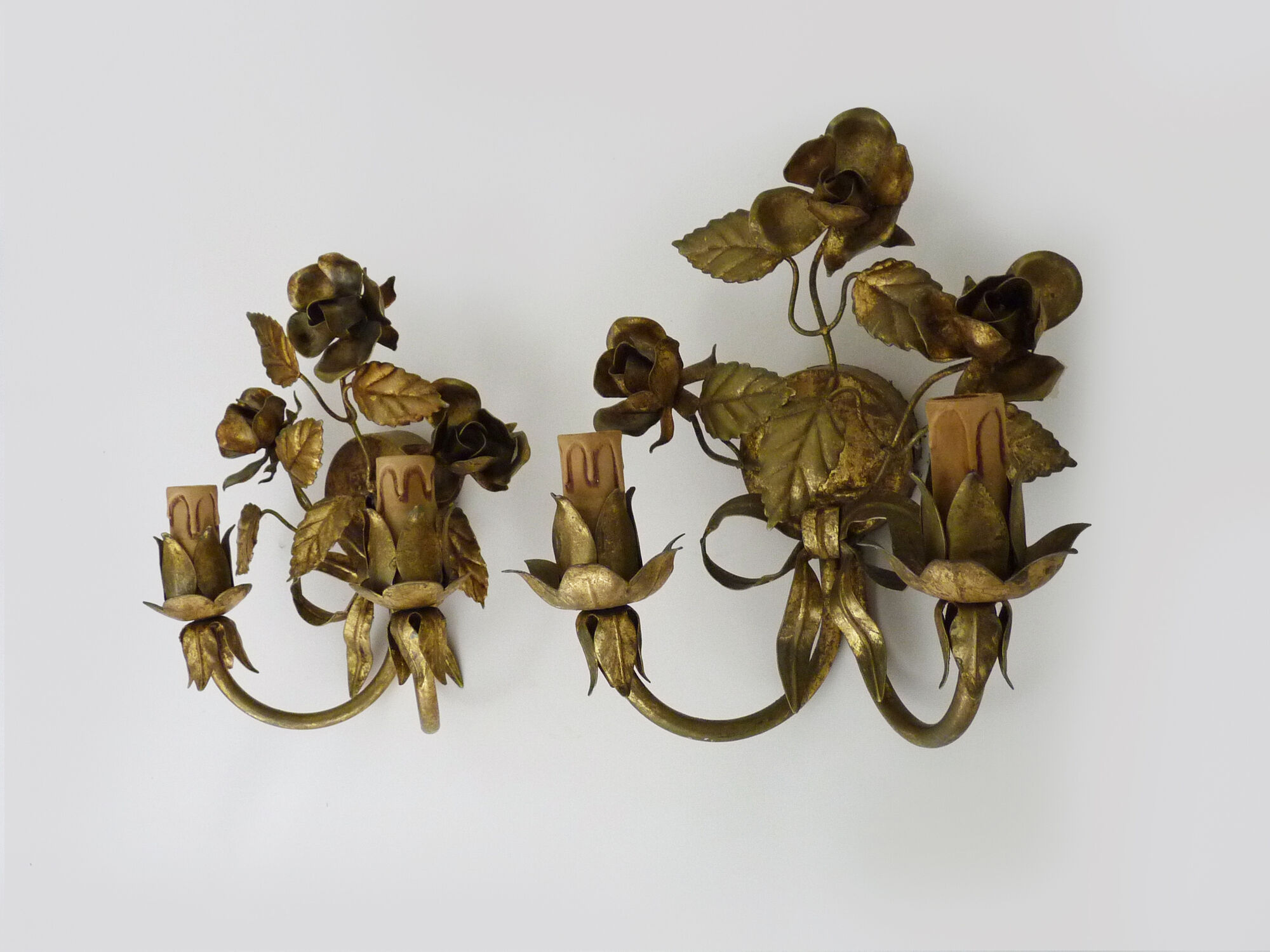 Pair of gilded metal sconces decorated with flowers and foliage. Year 60