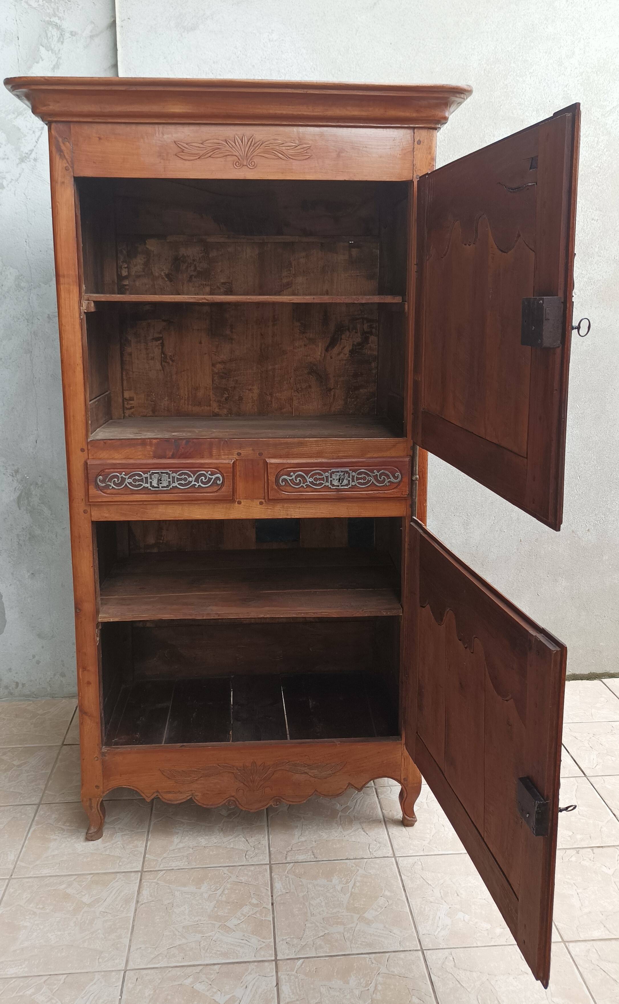 Cabinet vendéen homme debout louis xv en merisier