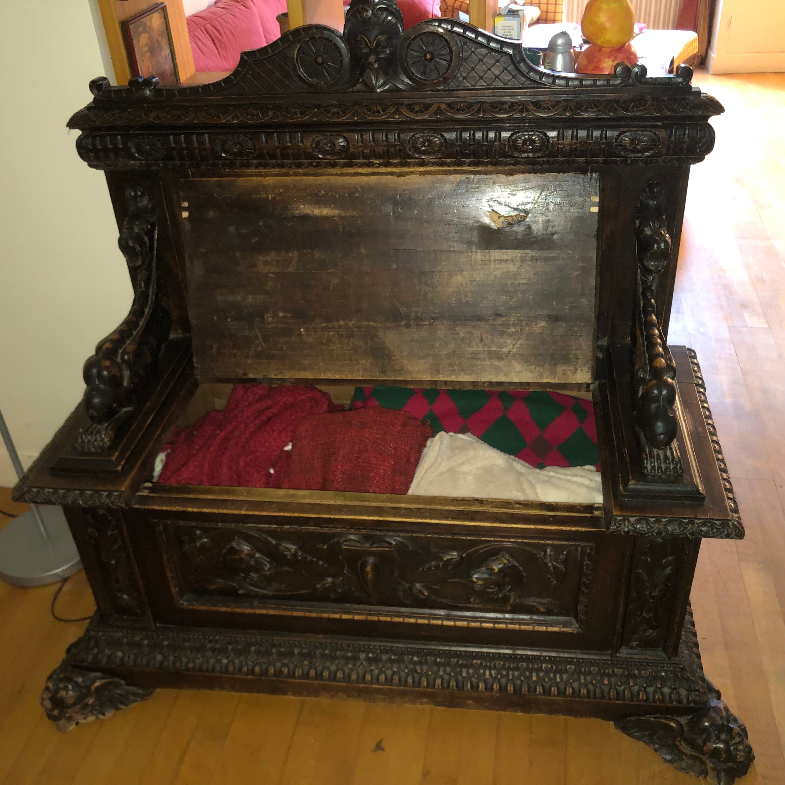 Solid wood chest, carved, with backrest, feet and armrests