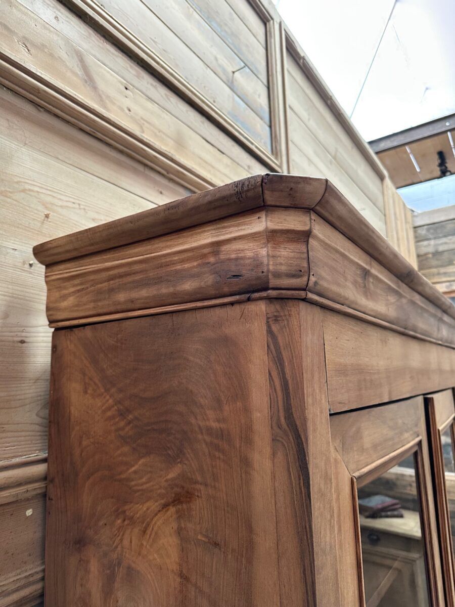 Showcase in fine walnut from the 19th century.