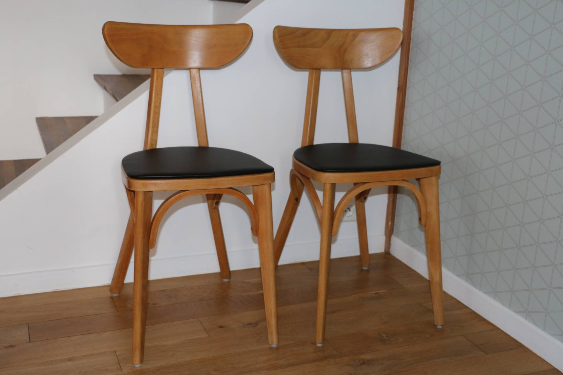 2 chaises Jurasiège hêtre clair skaï noir