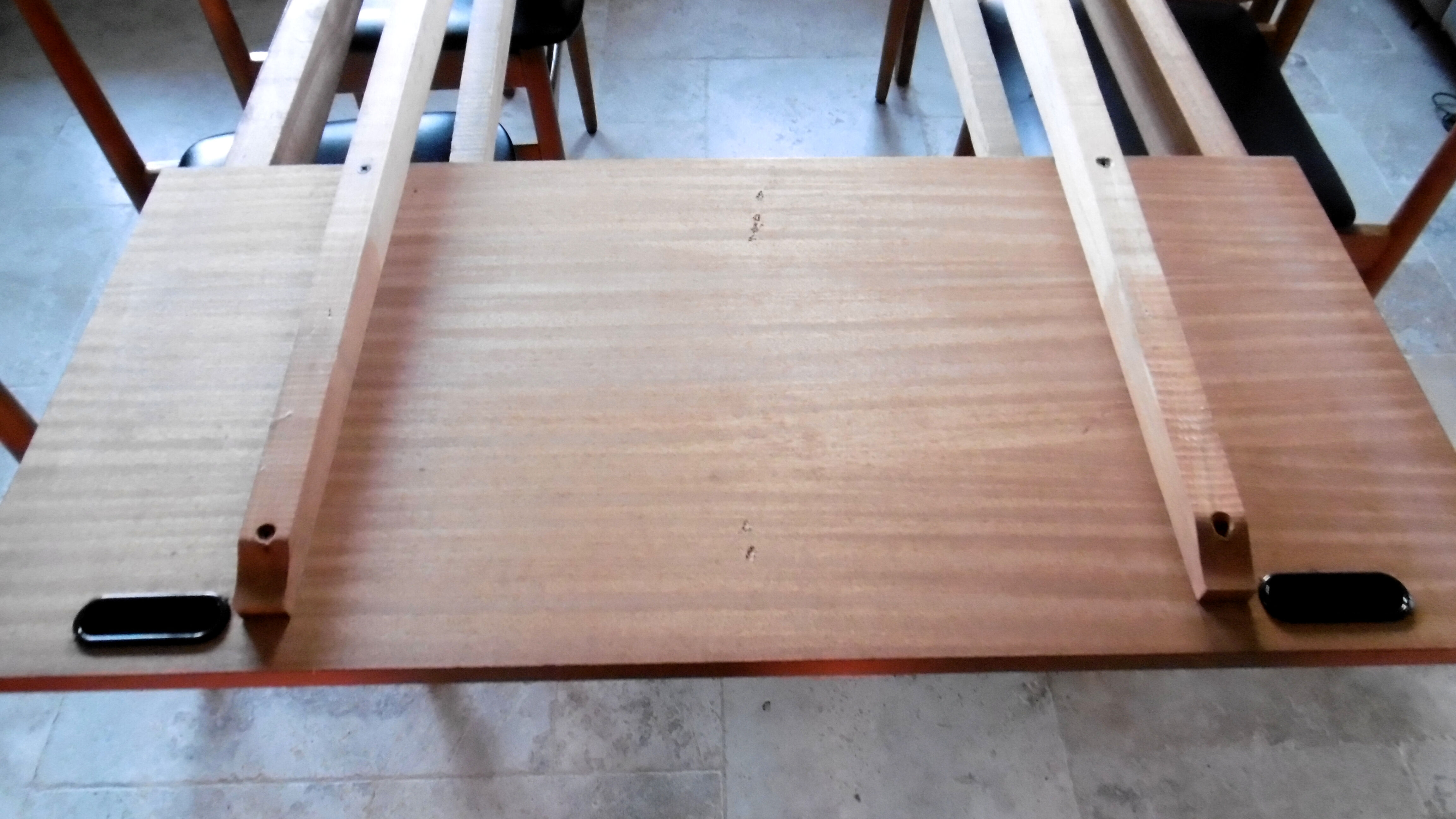 Table avec deux allonges et ses 6 chaises scandinave en teck des années 1970