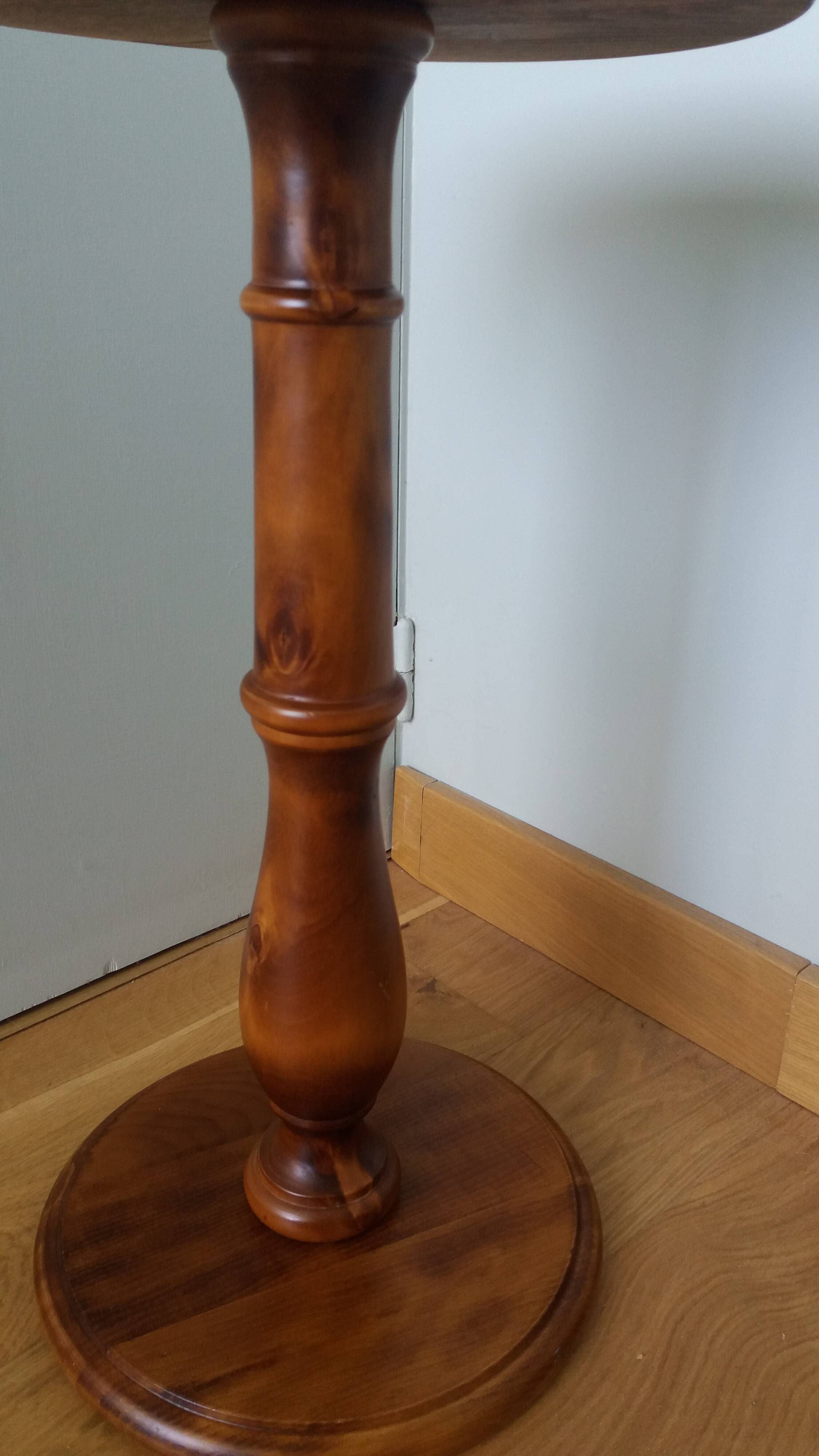 Round pedestal table in solid wood
