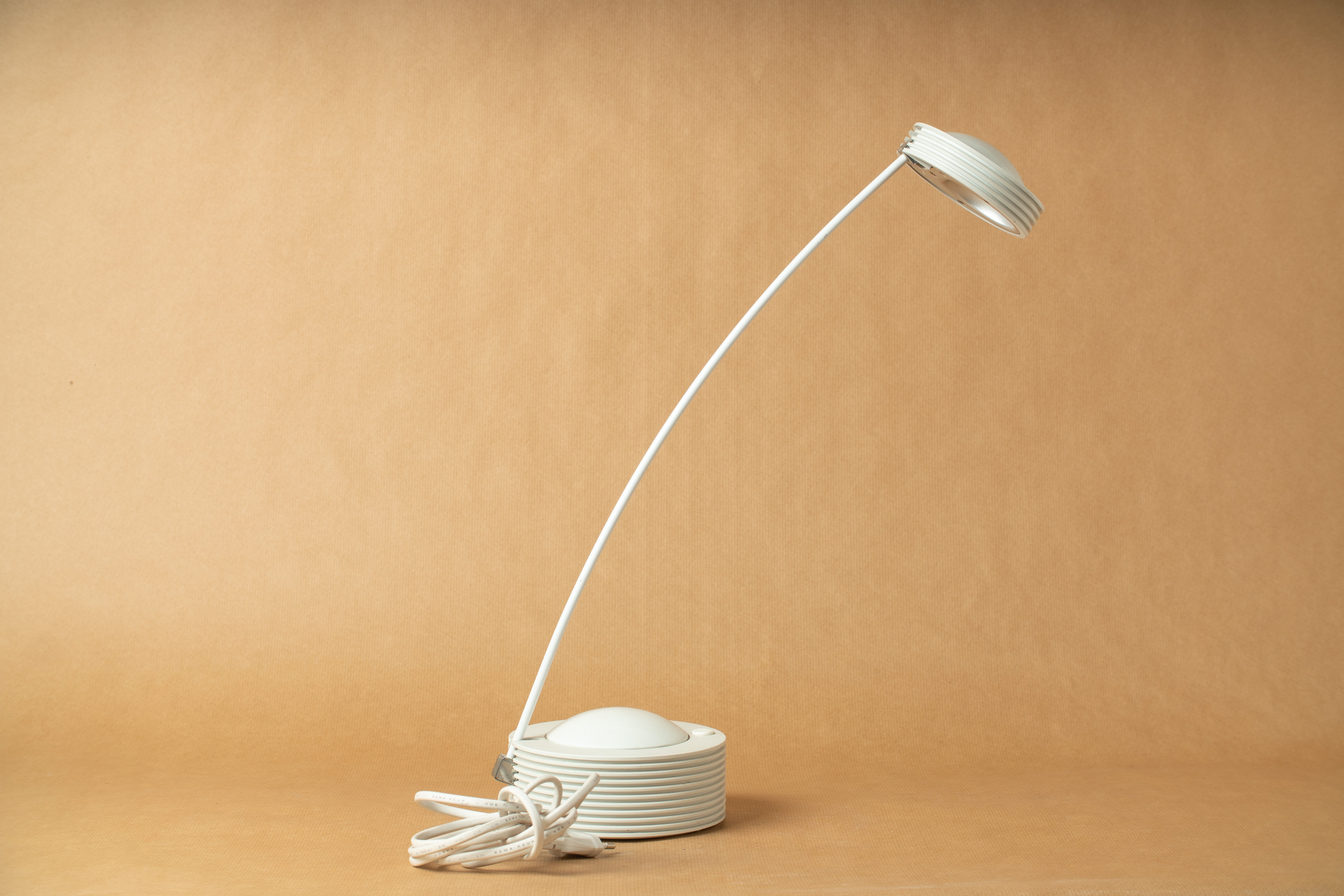 Desk table lamp vintage design 1980 reclining remote arm white