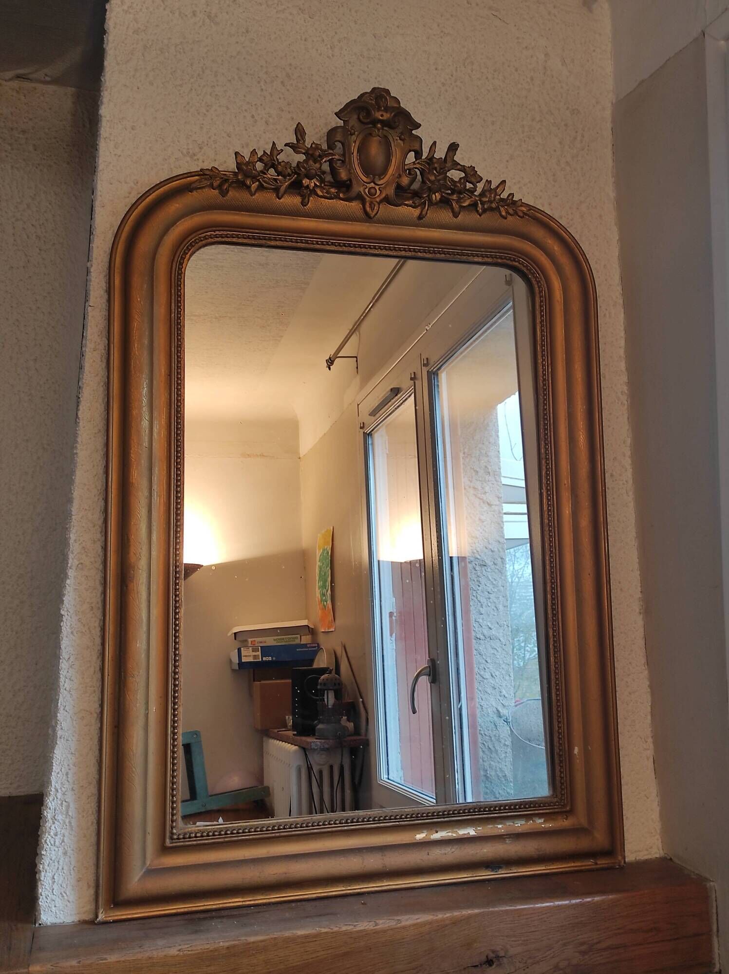 Miroir Louis Philippe de cheminée à fronton de la fin du 19e siècle en bois et stuc redoré, 115x78 cm