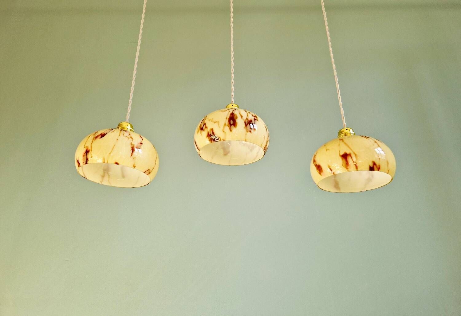 Trio of Art Deco pendant lights in marbled opaline glass, 1920s-30s