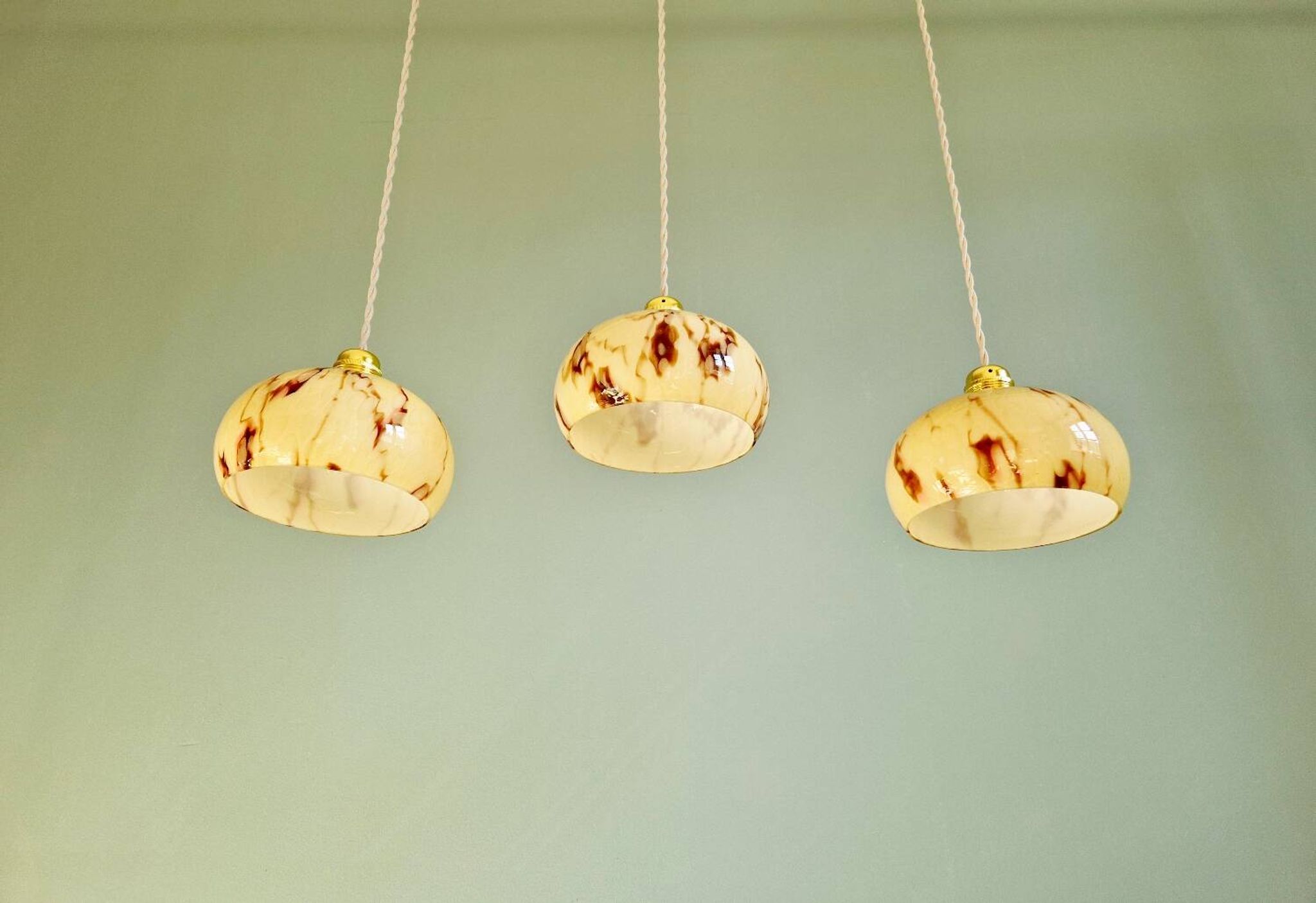 Trio of Art Deco pendant lights in marbled opaline glass, 1920s-30s