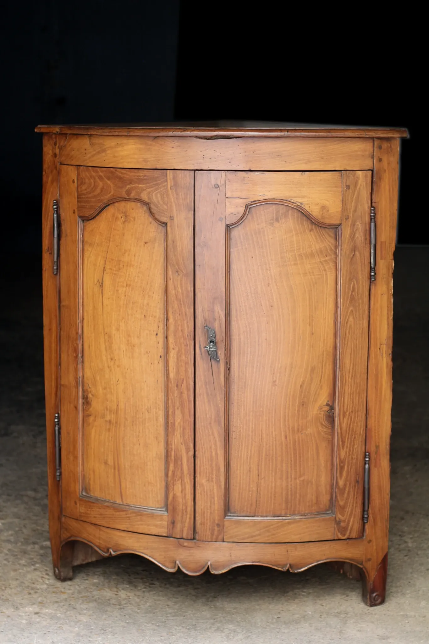Splendid walnut corner cabinet from the early 19th century. A magnificent patina.