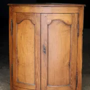 Splendid walnut corner cabinet from the early 19th century. A magnificent patina.