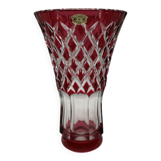 Vase en cristal du Val Saint-Lambert taillé et doublé rouge