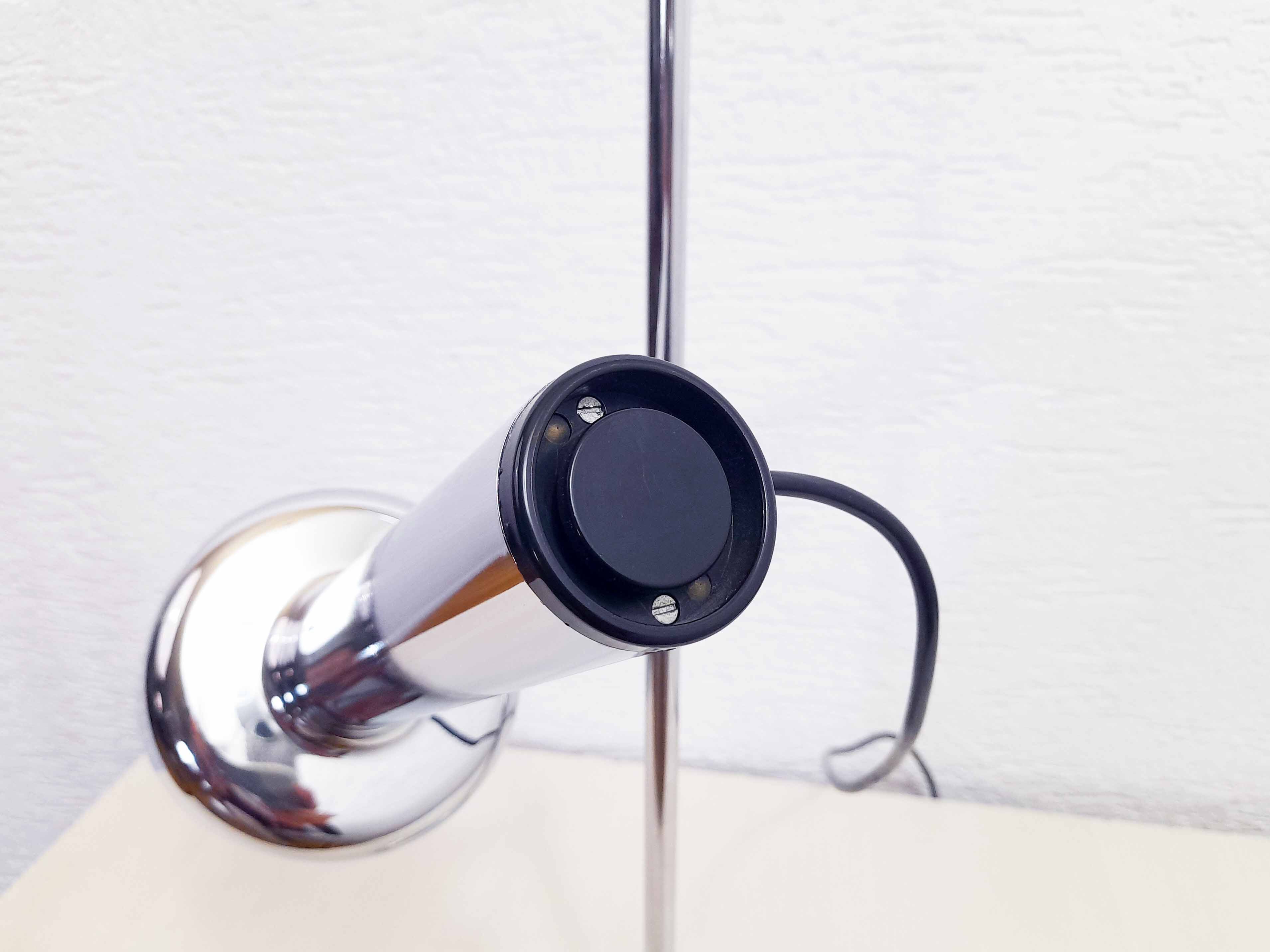 Lampe de bureau en métal chromé