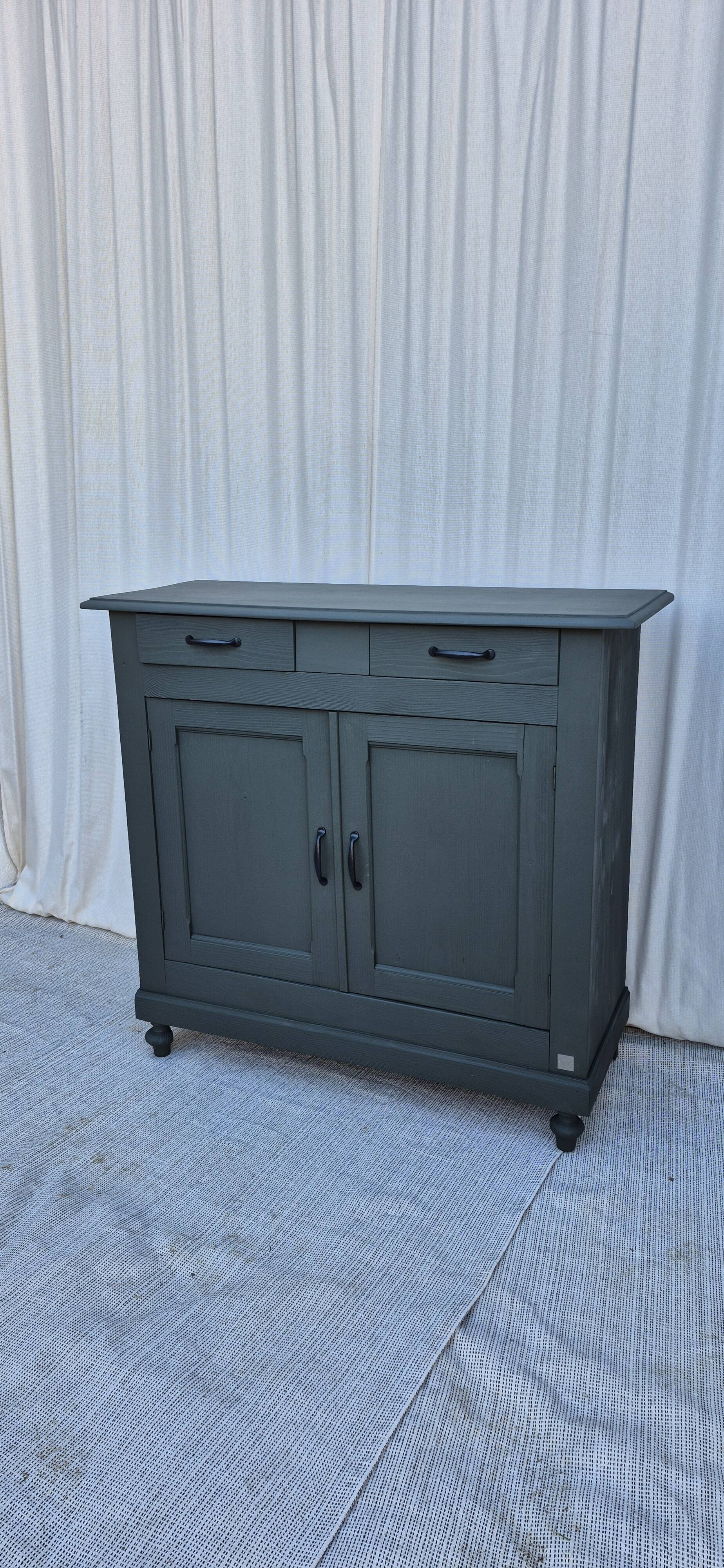 Low sideboard with 2 doors and 2 drawers