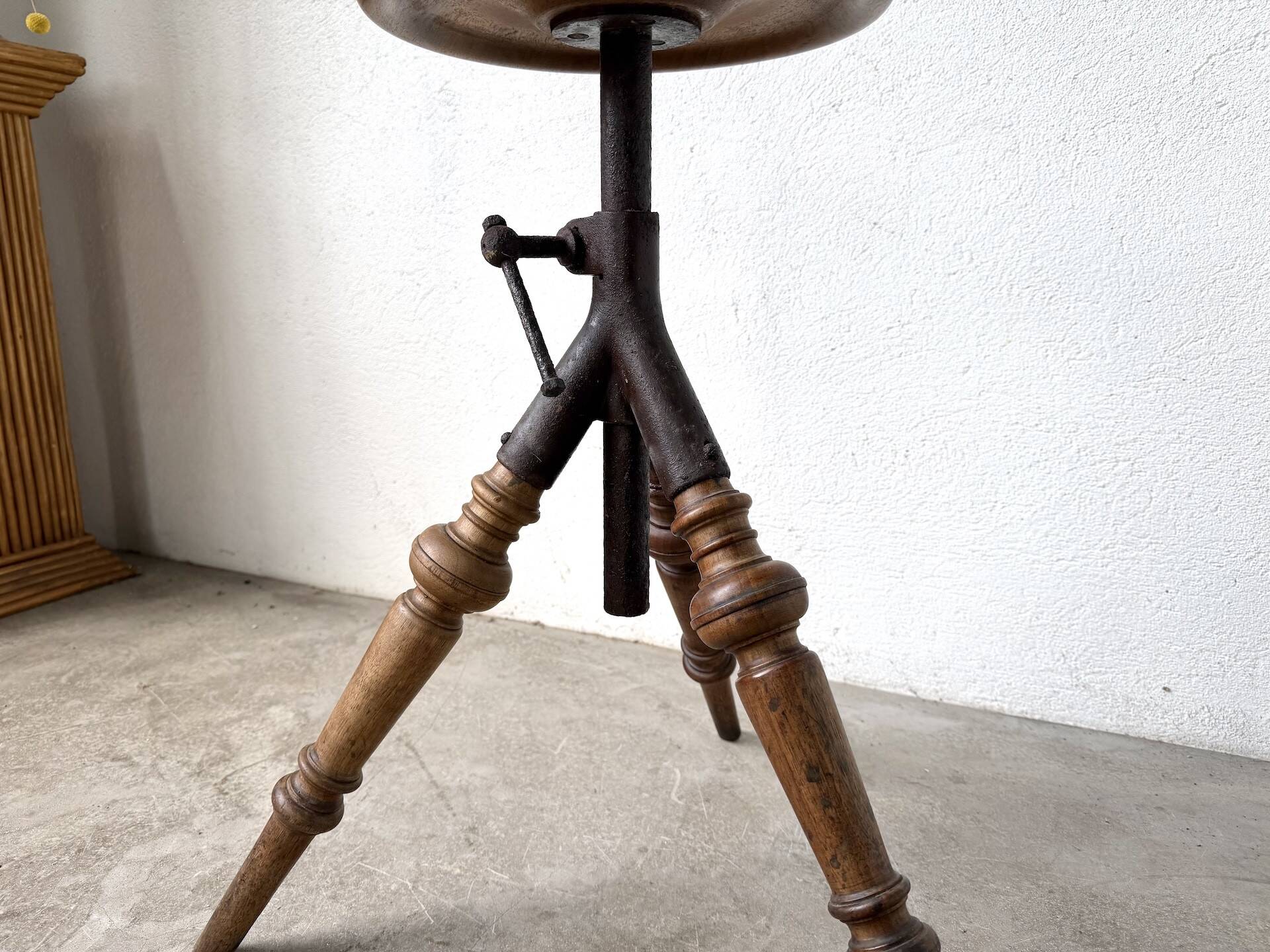 Tripod workshop stool in turned wood and cast iron — circa 1900