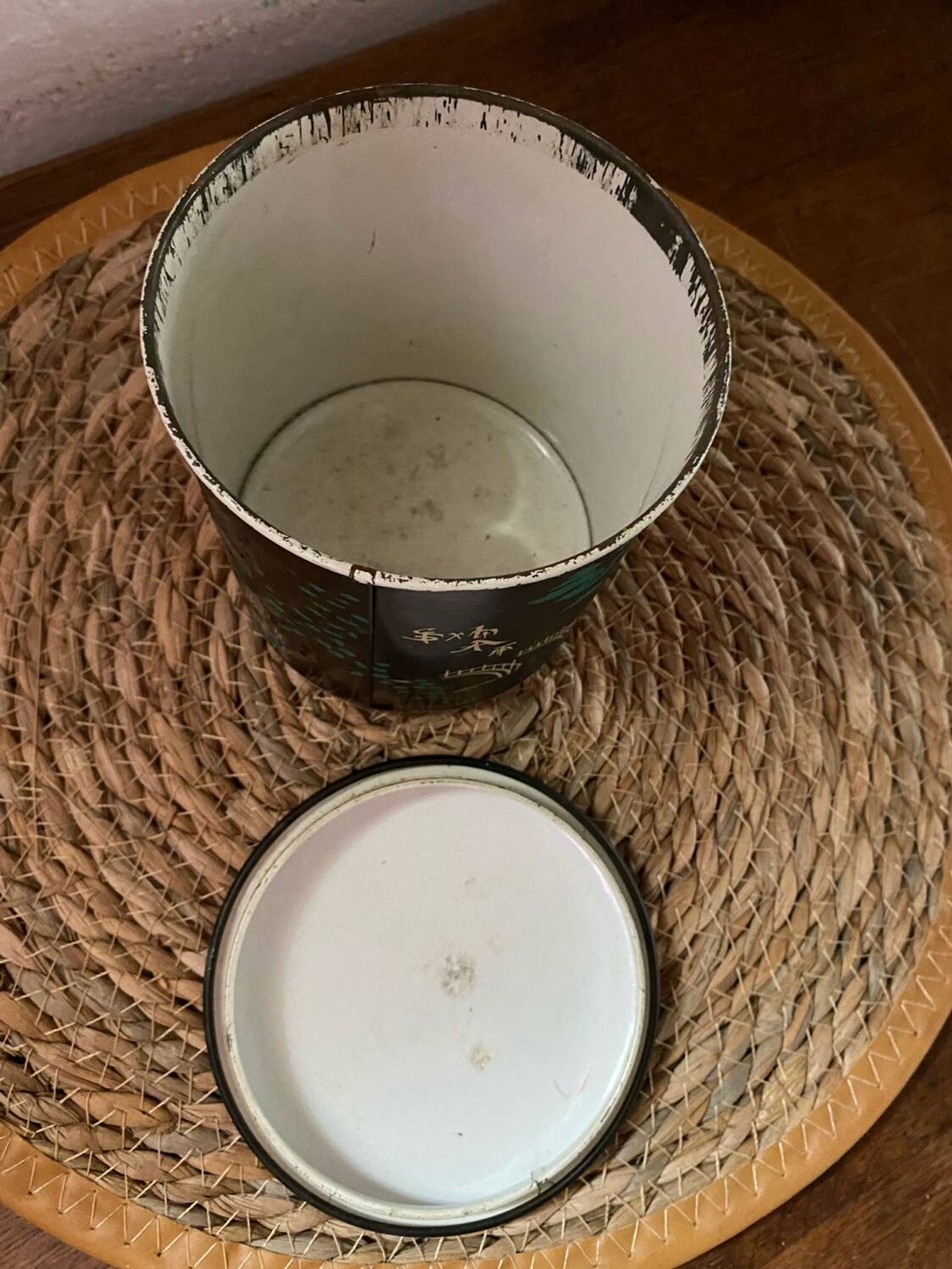 Boîte en tôle motif japonisant années 40.