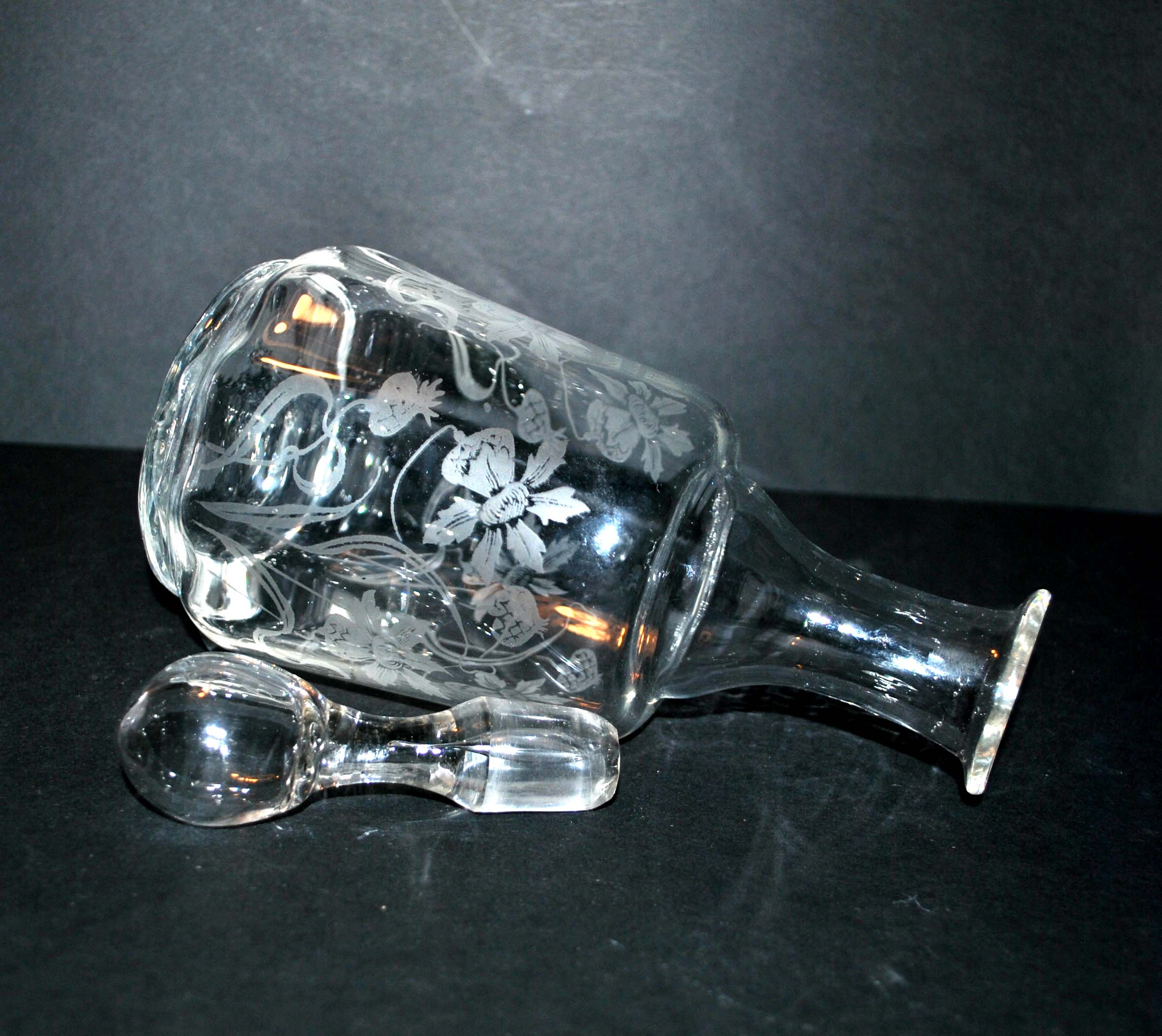 Carafe Art Nouveau en verre soufflé gravé à l'acide - décor de chardons ondulants 1900