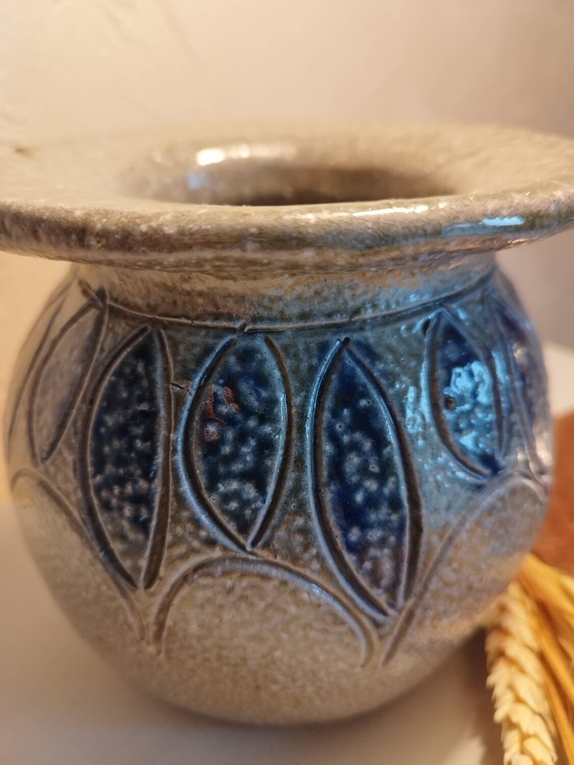 Round stoneware vase with salt