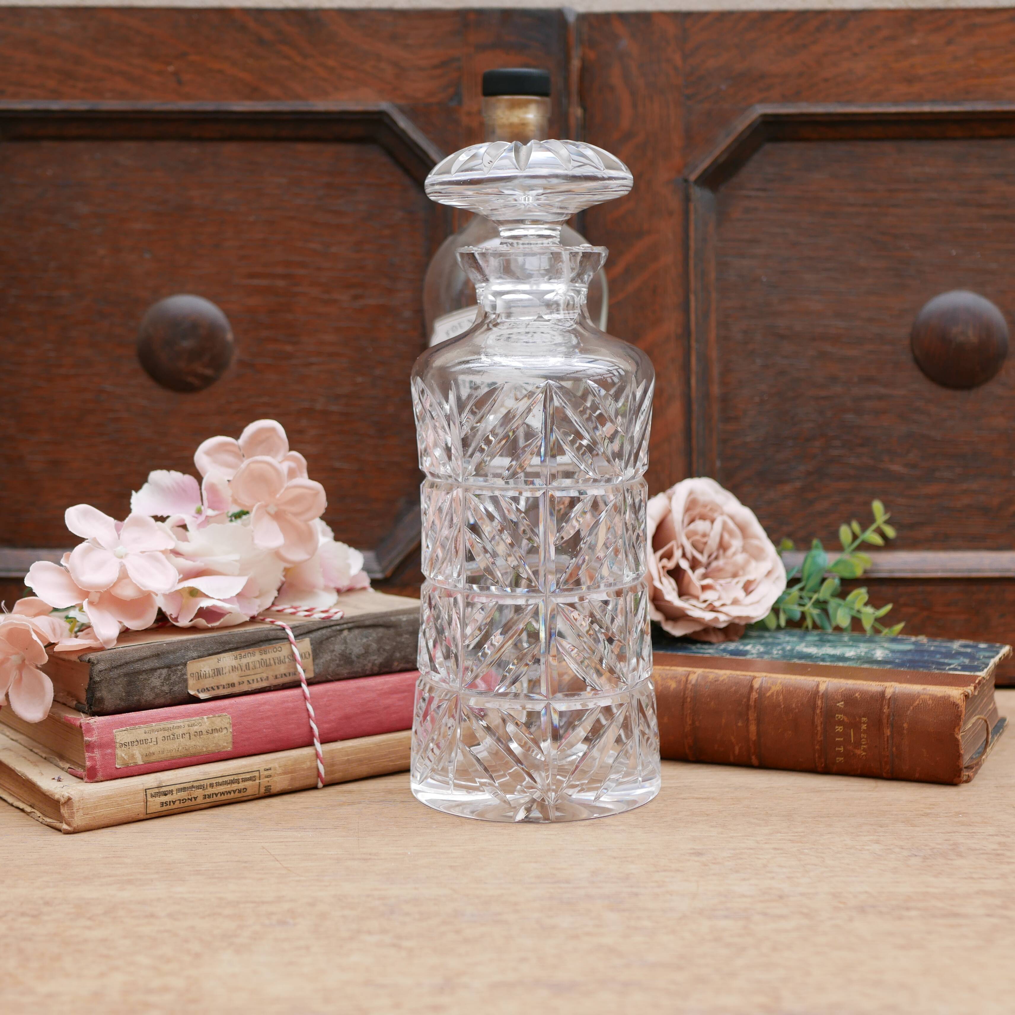 Grande carafe en verre taillé avec large bouchon circulaire plat