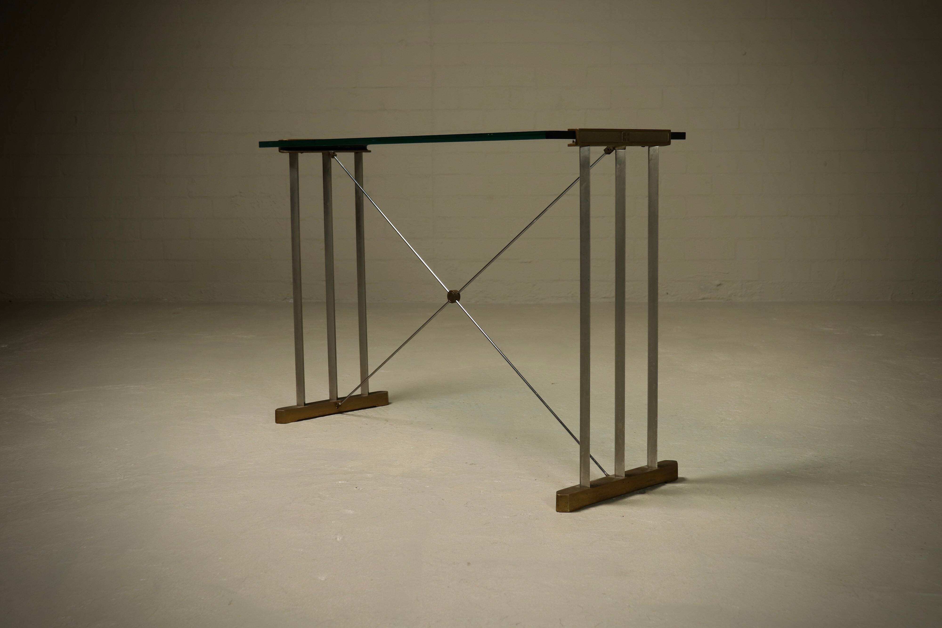 Table console en laiton, plateau en verre par Peter Ghyczy, années 1970