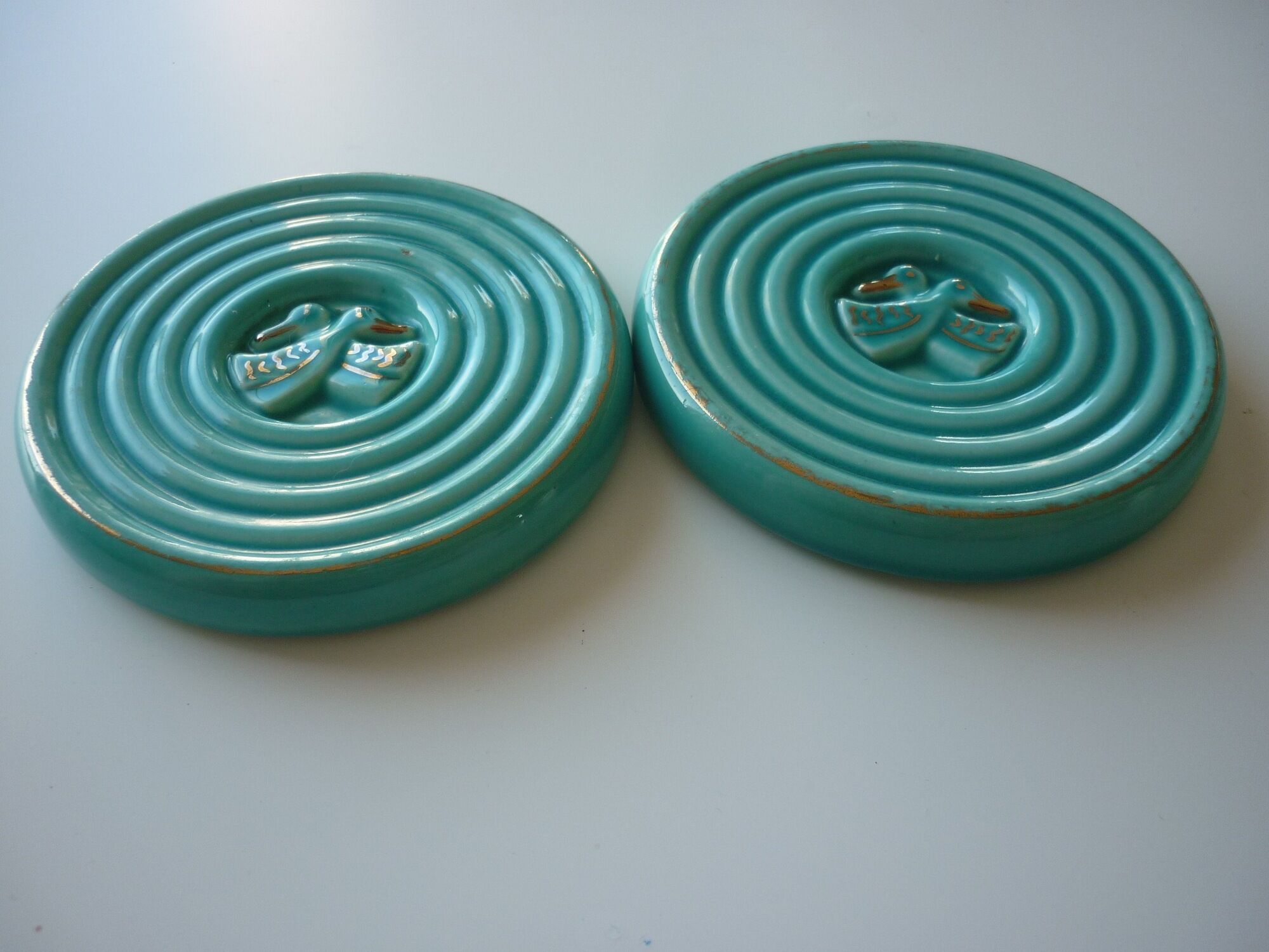 Paire de 2 sous verres/bouteilles en céramique turquoise et or