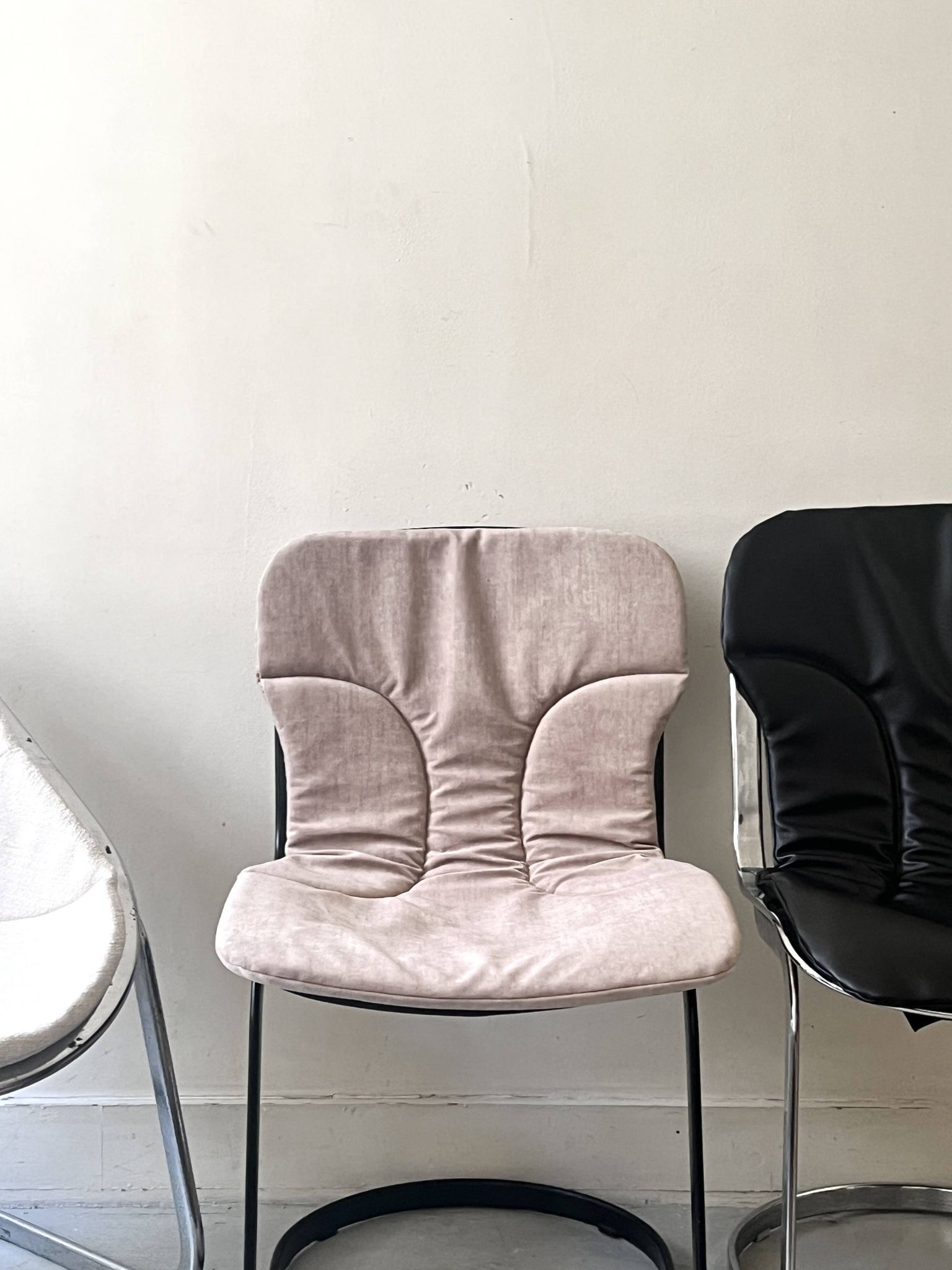 Cidue chair in black metal and short velvet, designed by Willy Rizzo in 1970.