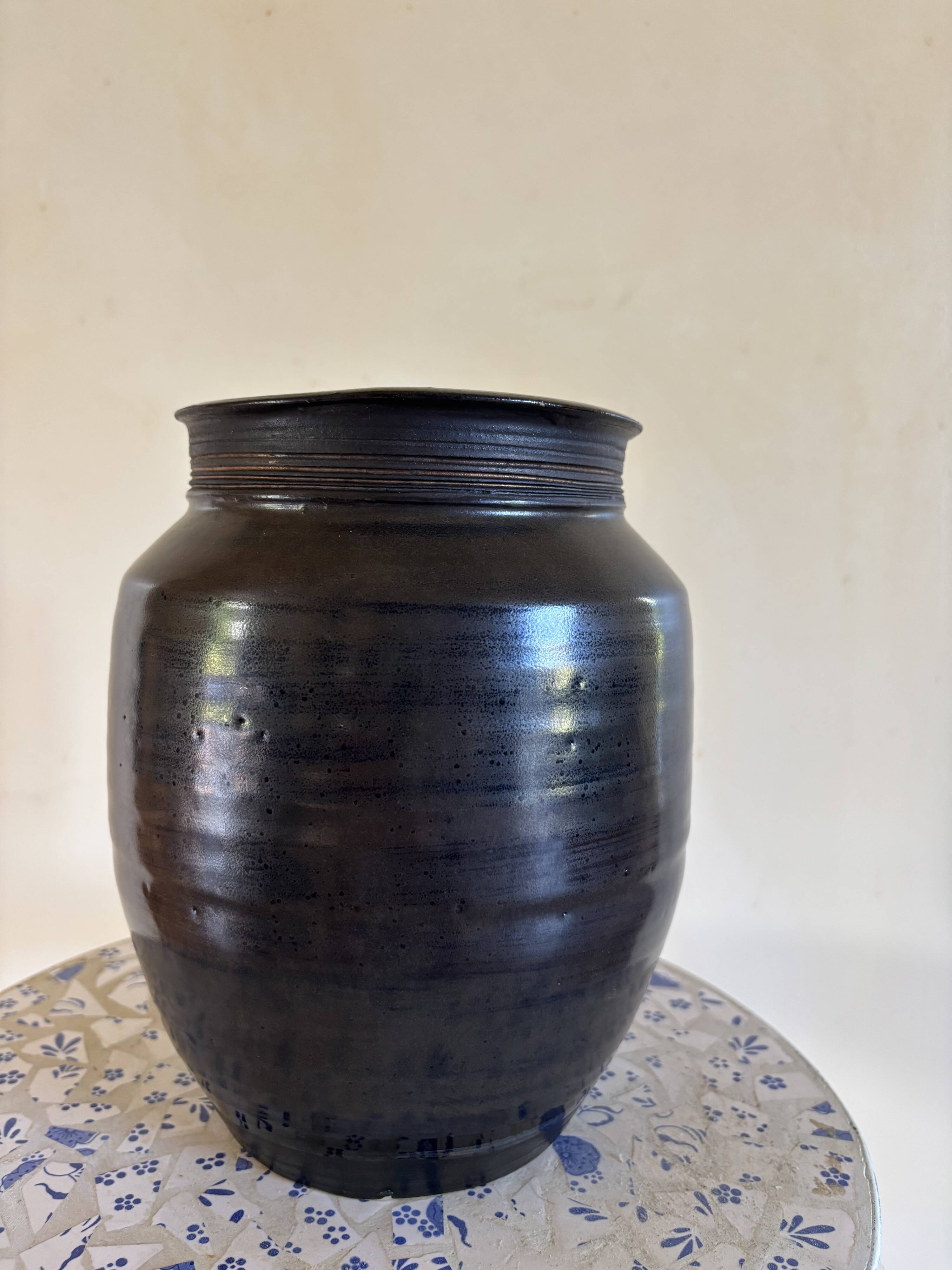 Vase en grès émaillé à couverte sombre. Monogramme JP Jacques Pouchain.