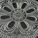 Plat en verre travaillé