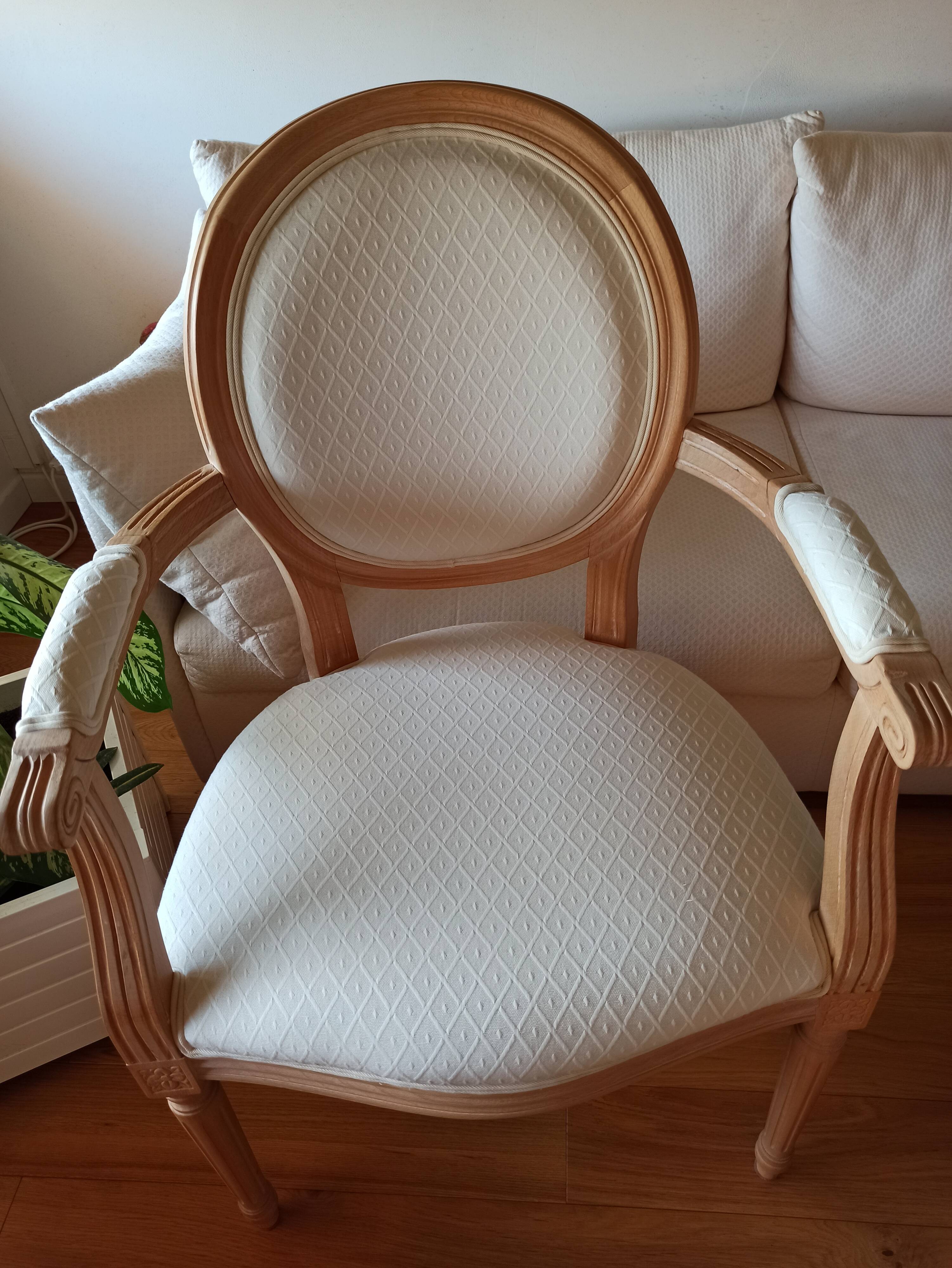 Fauteuil médaillon beige style Louis XVI très bon état