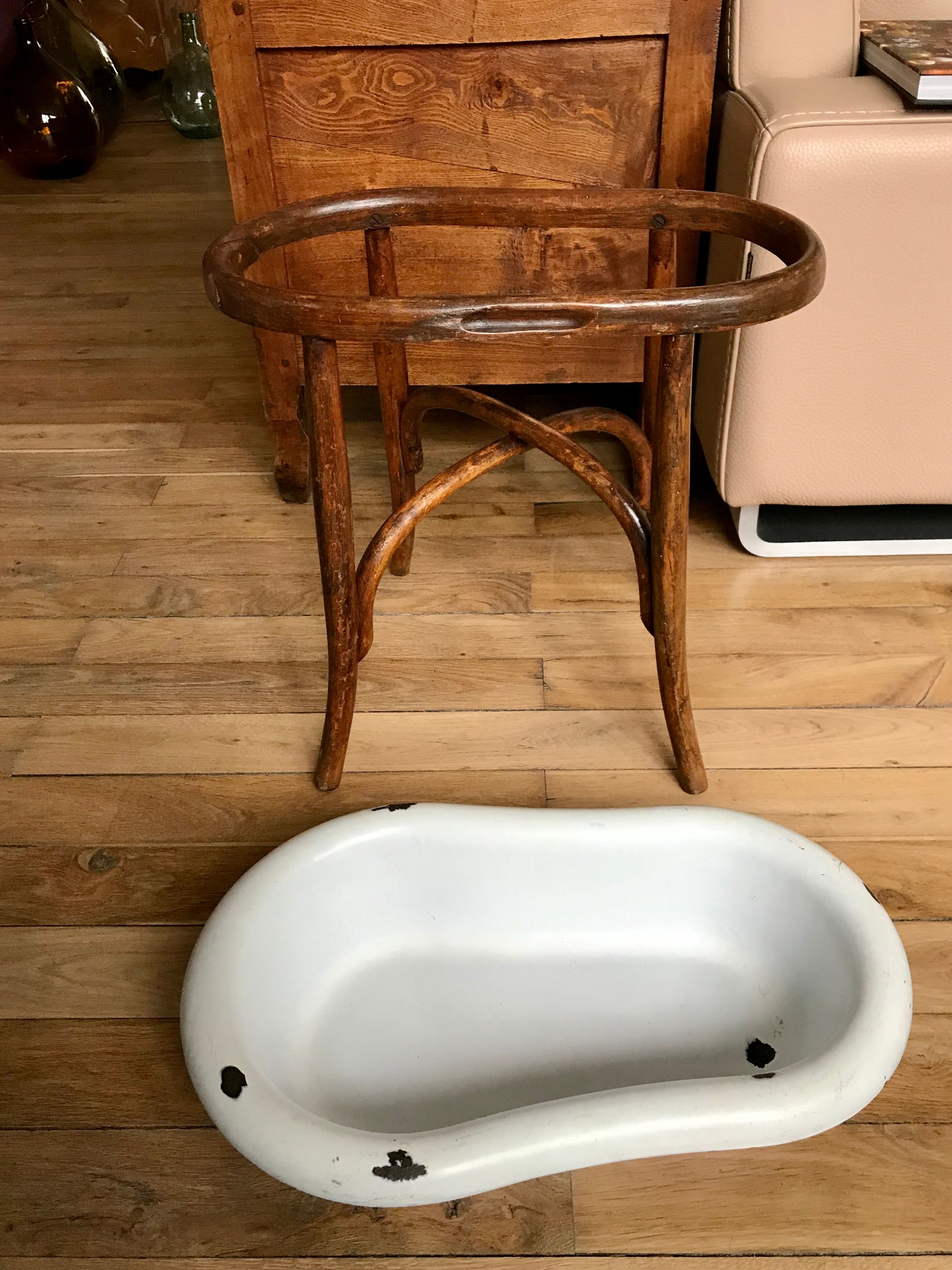 Old baby bean bathtub enamelled structure bent wood early twentieth century