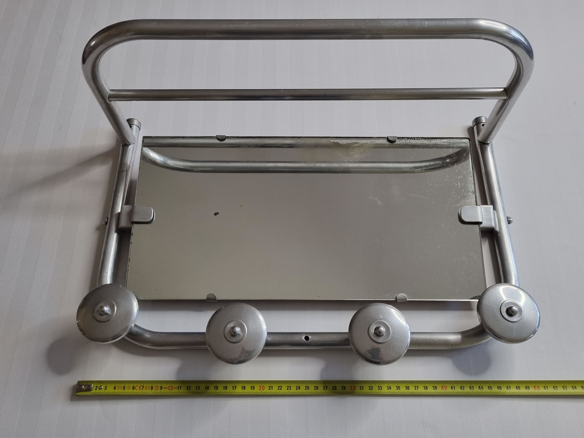 Portemanteau mural en aluminium avec miroir orientable, 4 patères et un porte chapeau, années 50