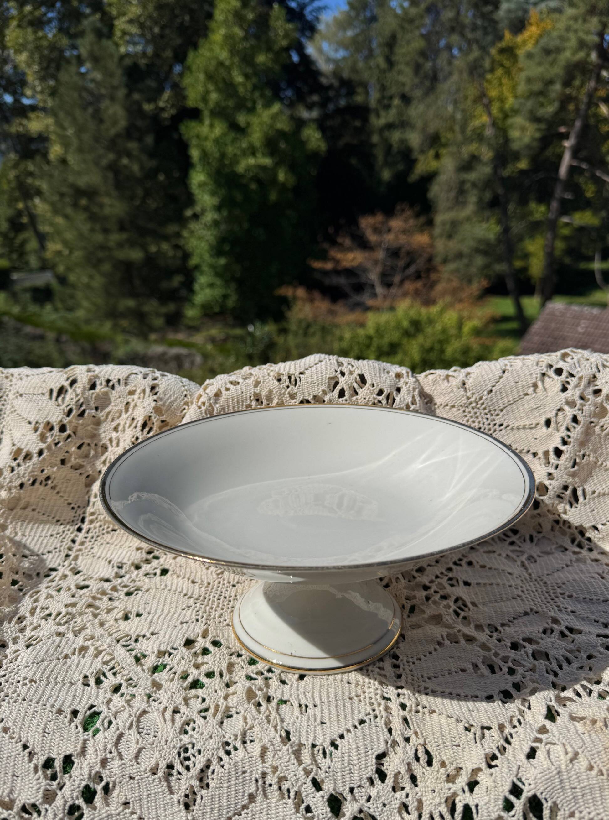 Porcelain fruit bowl, gilded