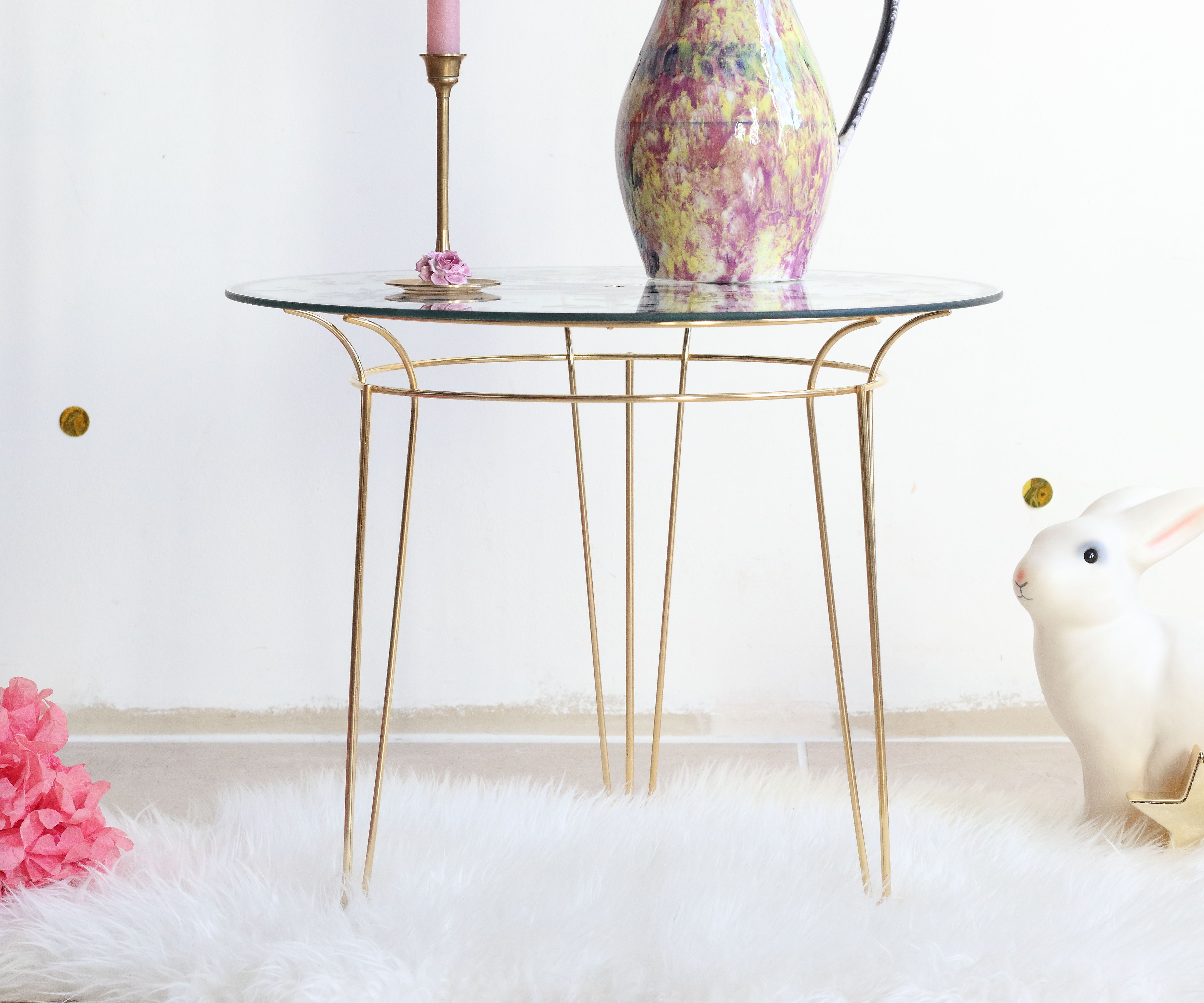 Table basse tripode en laiton doré et verre sérigraphié
