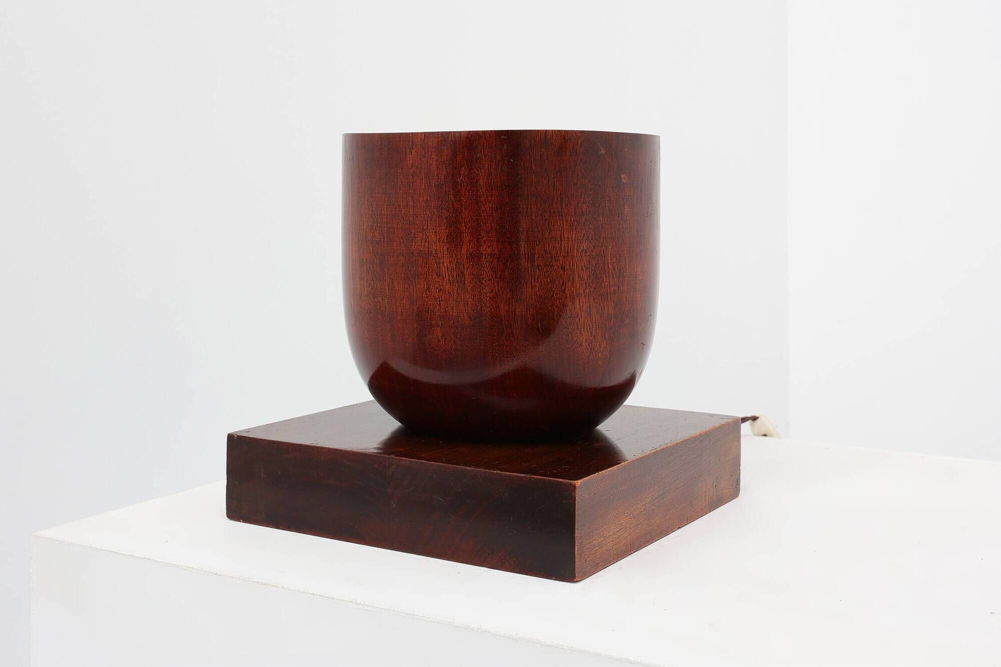 Lampe Art déco sculpturale en bois avec éclairage sur base carrée, vers 1920