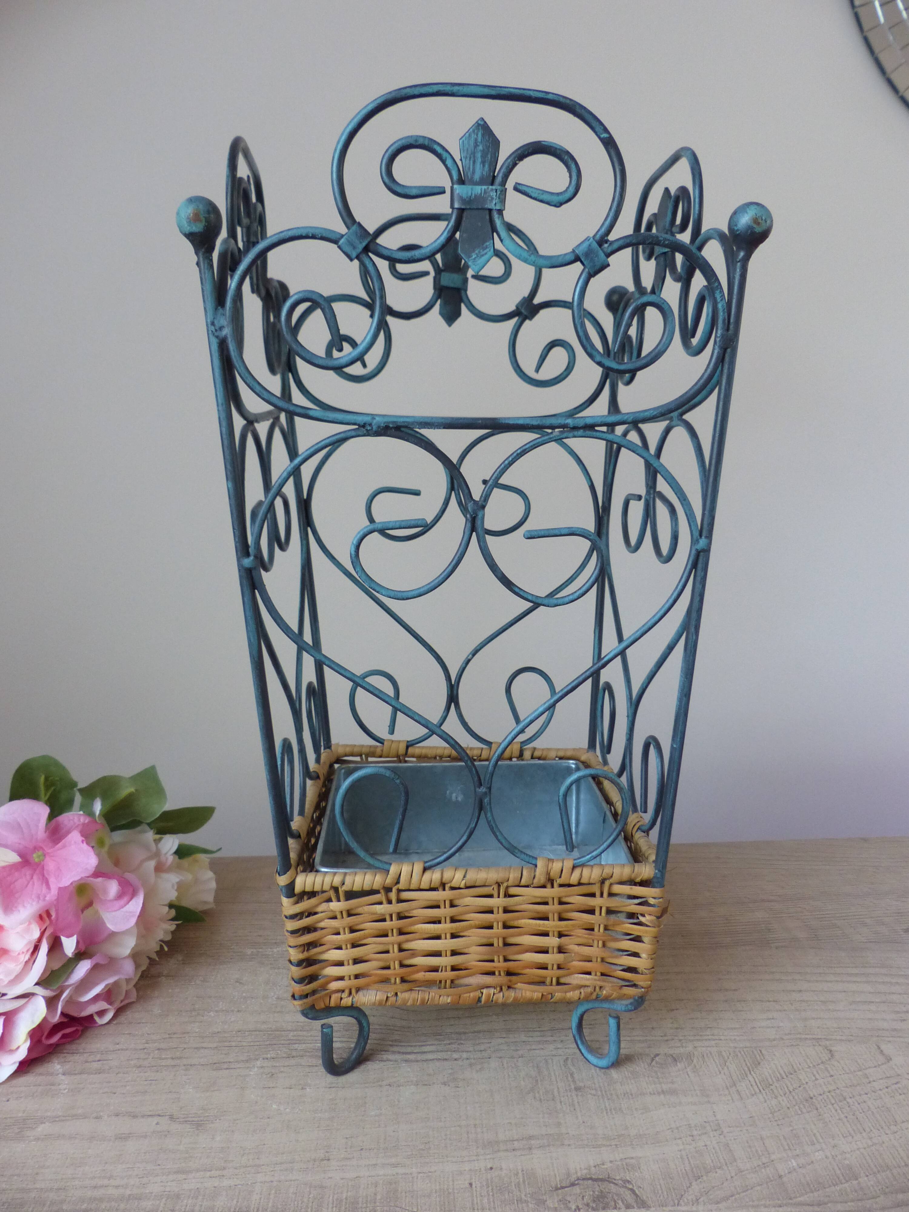 Porte-parapluies français shabby chic en métal et osier tressé – rangement