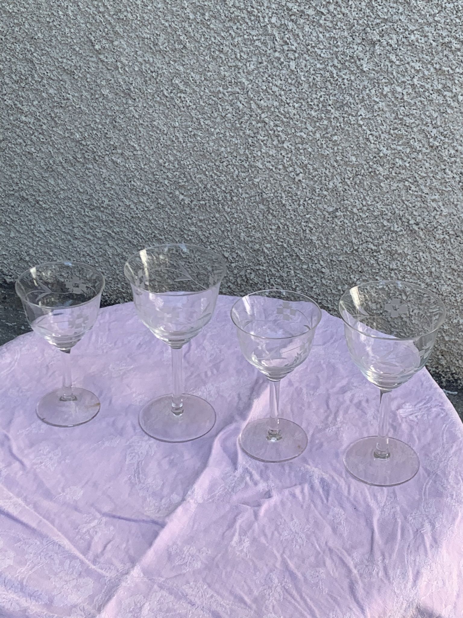 4 verres à vin art déco, motif floral ciselé, verre et cristal