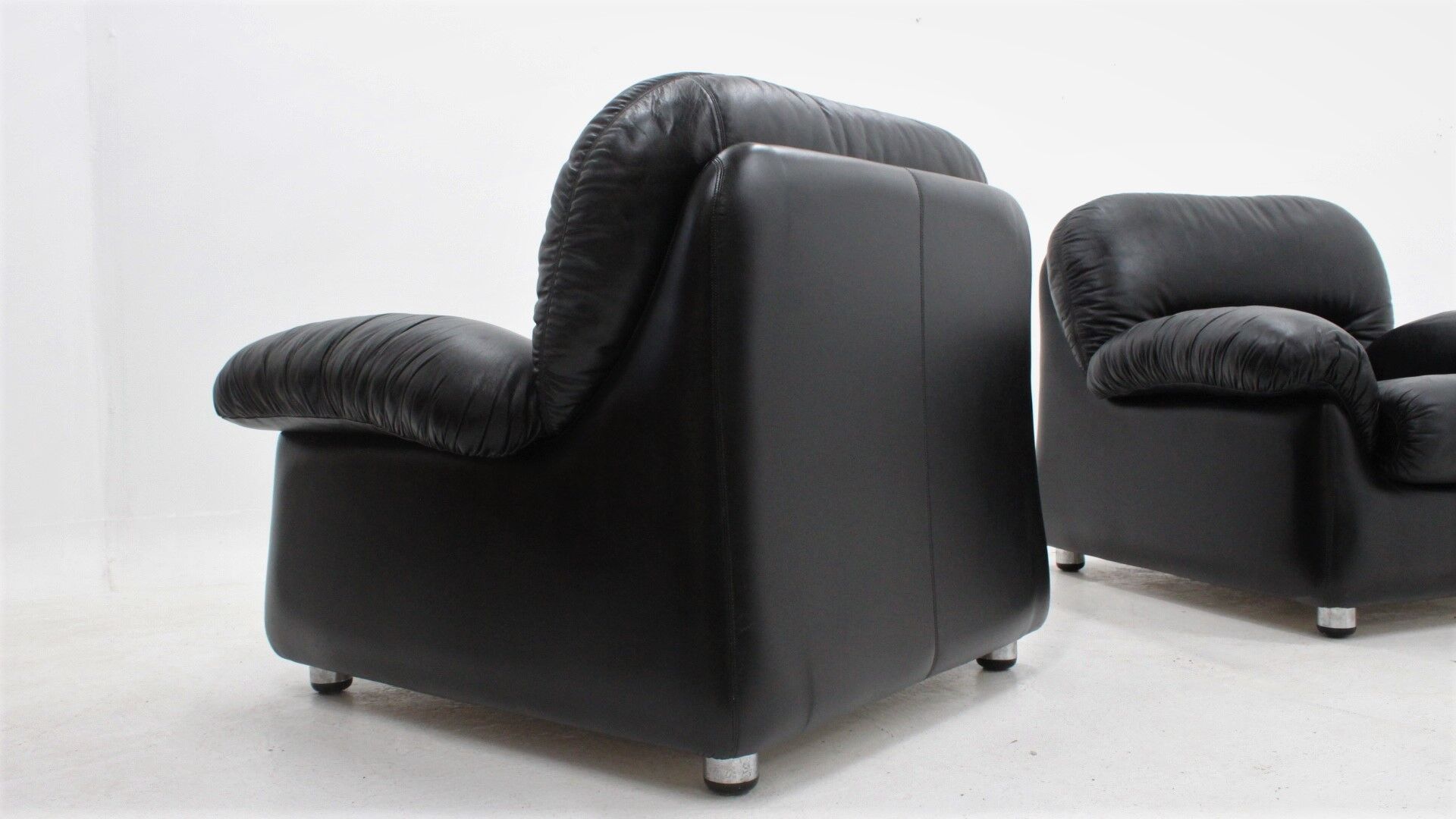 Sormani black leather vintage armchairs 1970s