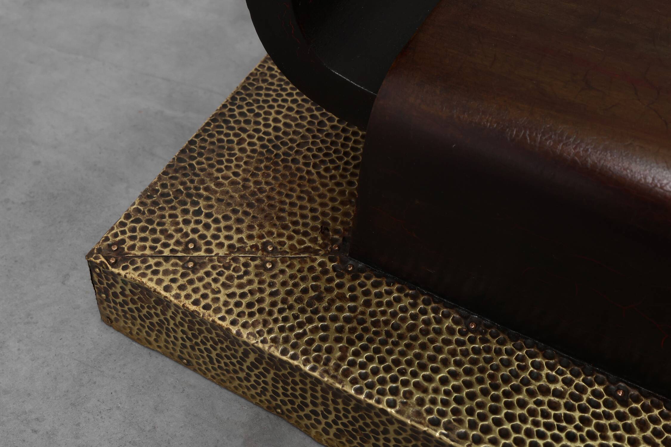 Console sculpturale Art Déco française avec plateau en verre, vers 1925