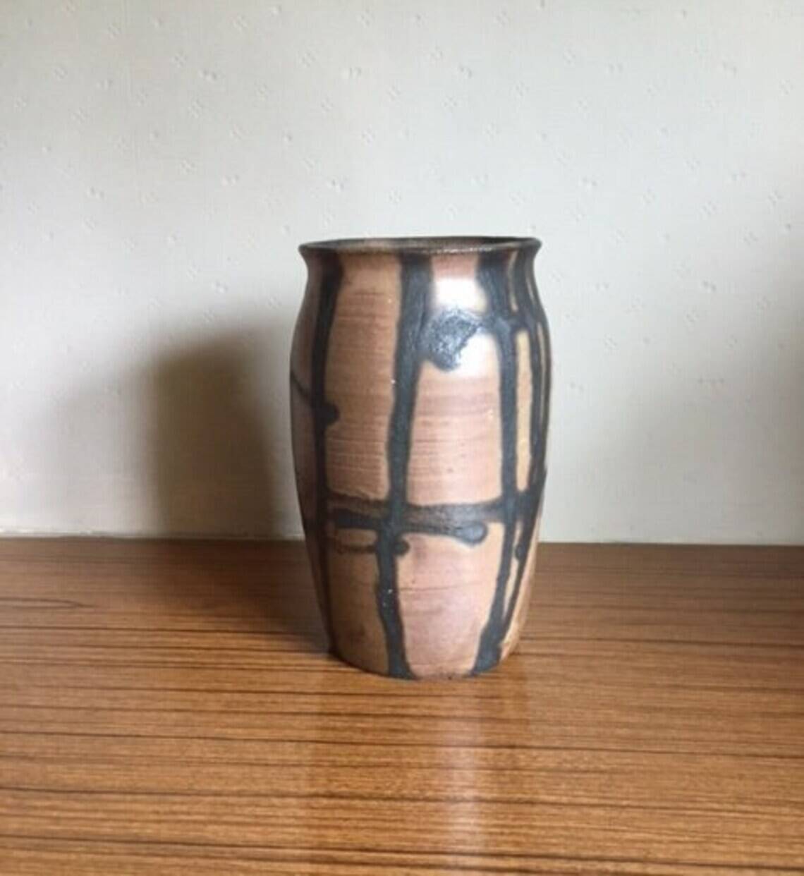 Vase signed Iain M Nelson, brutalist vase, pottery, flower pot, collection, interior decoration