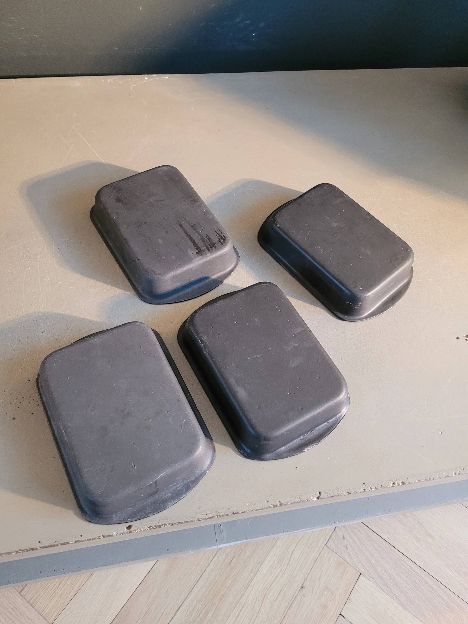Lot de 4 raviers / plats en fonte émaillée