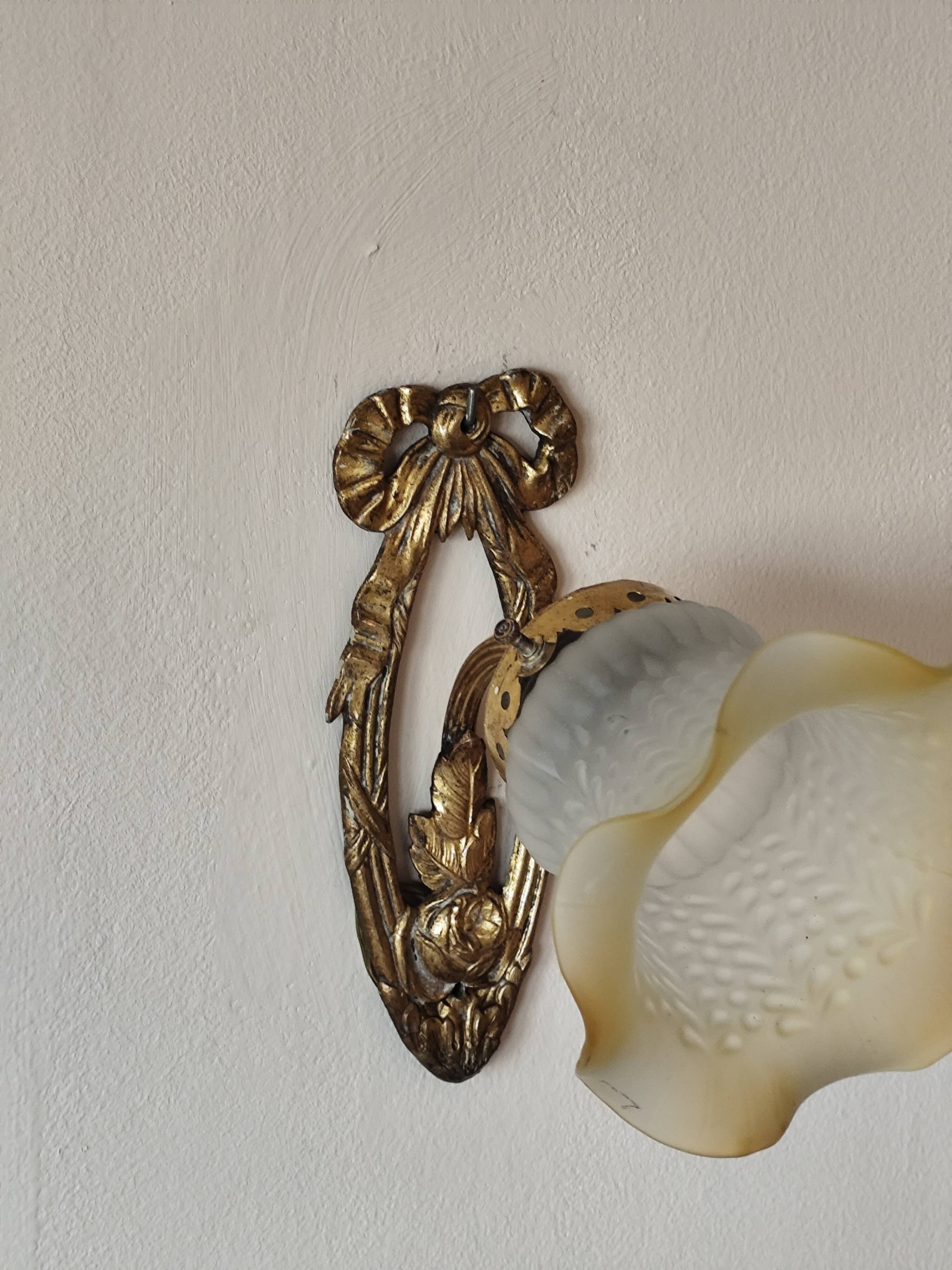 Antique wall light in gilded brass and glass tulip