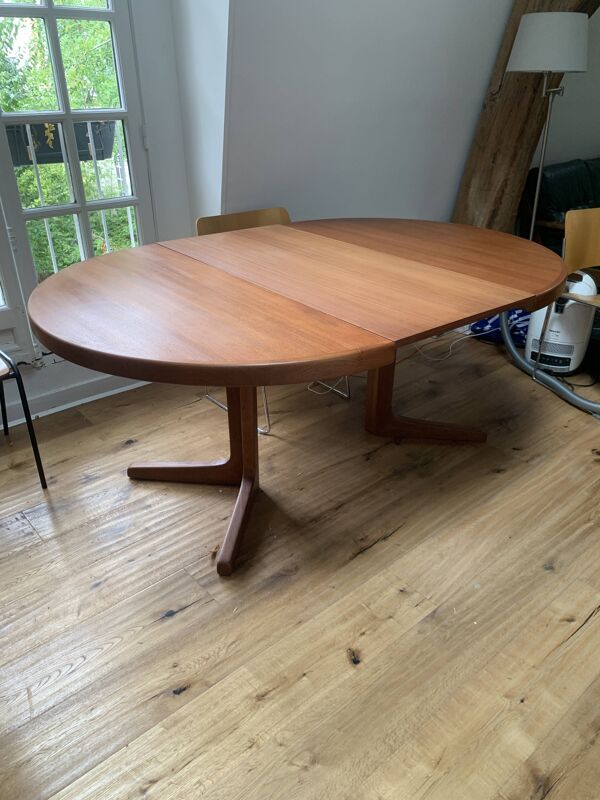 Table ronde en teck à pied central avec une rallonge. Danemark 1960