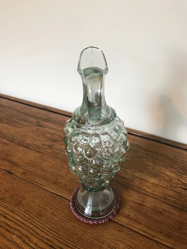 Carafe in the shape of a bunch of grapes