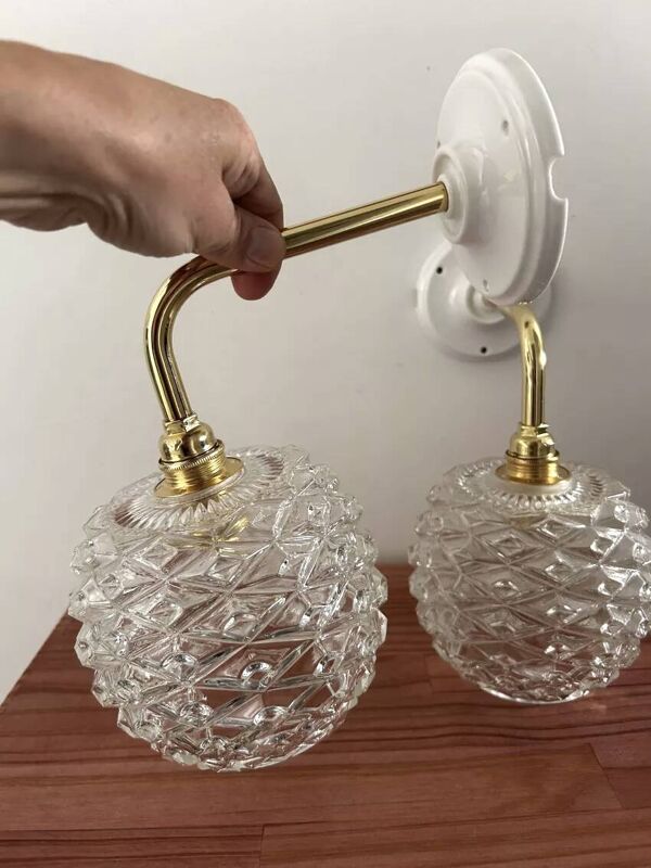 Paire d’appliques murales vintage en verre ciselé pomme de pin
