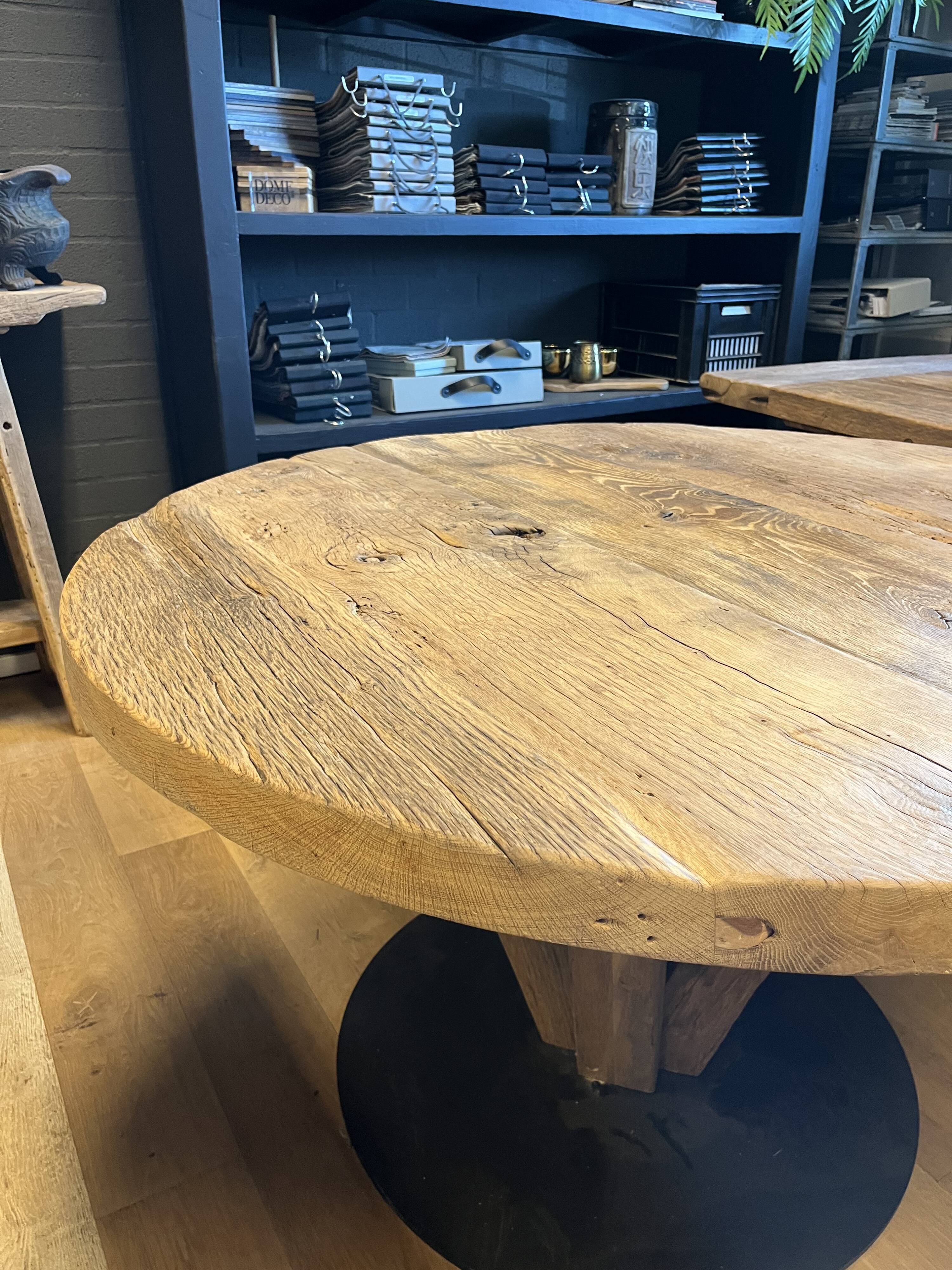 Round table in solid antique oak with a thick top