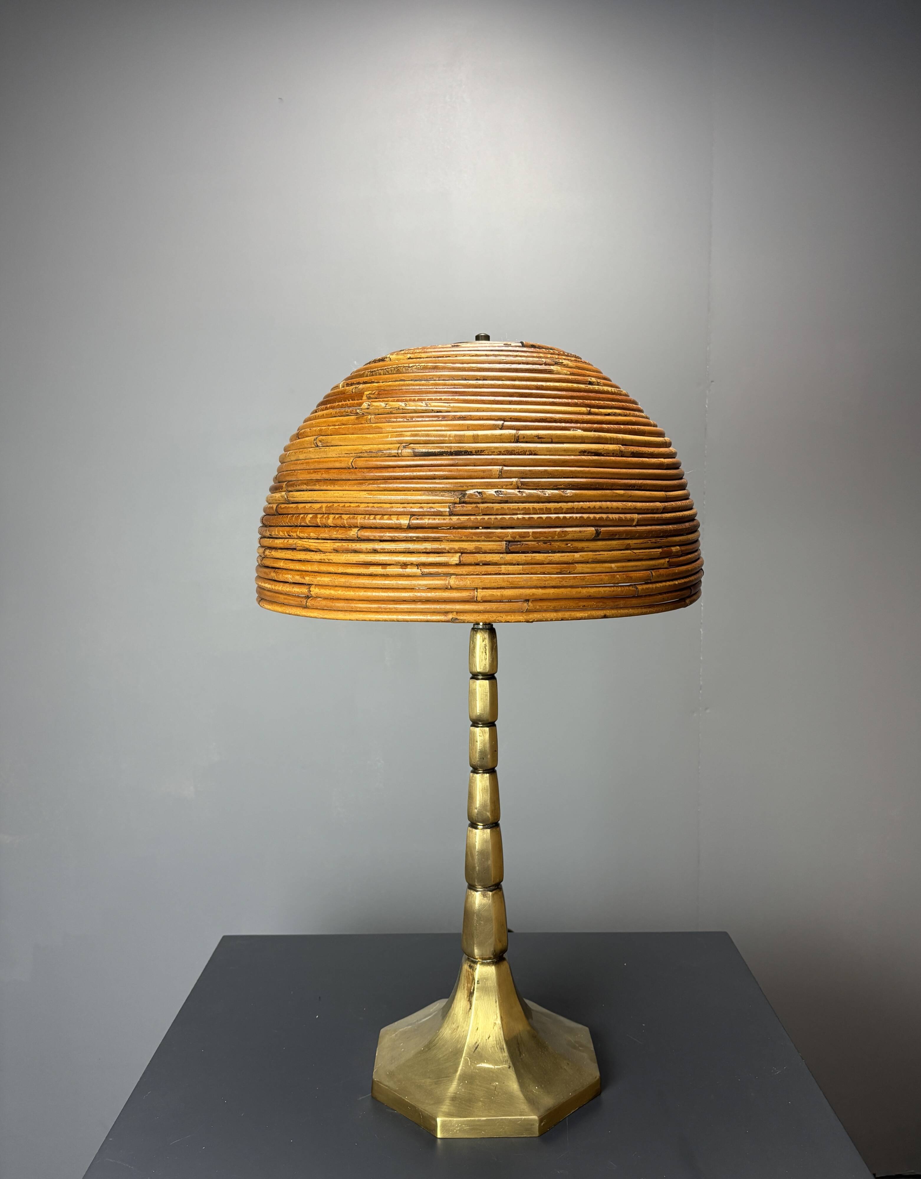 Lampe de table en rattan, bambou et laiton à tige en crayon du milieu du siècle. Années 1970.