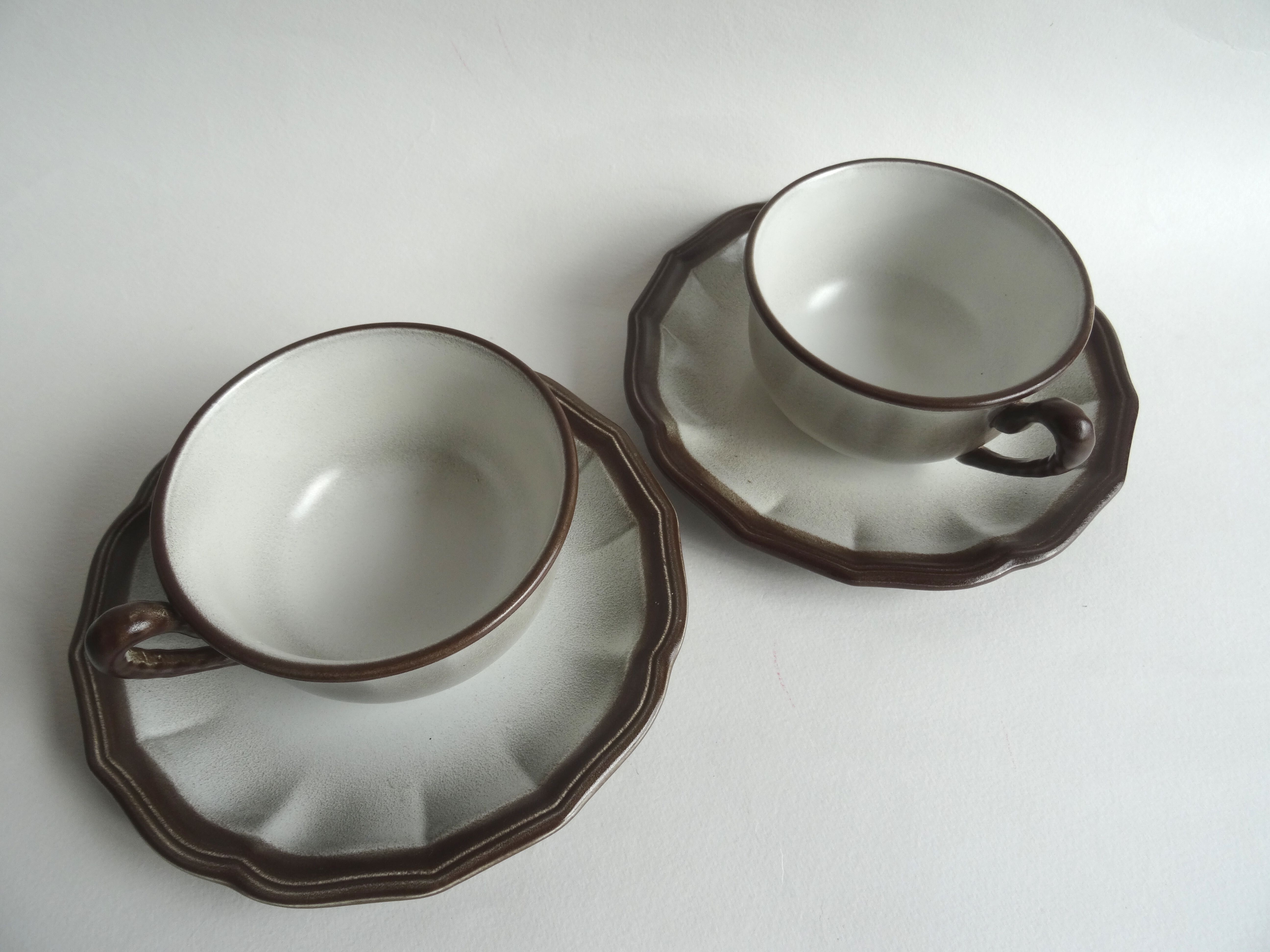 2 salins tea cups