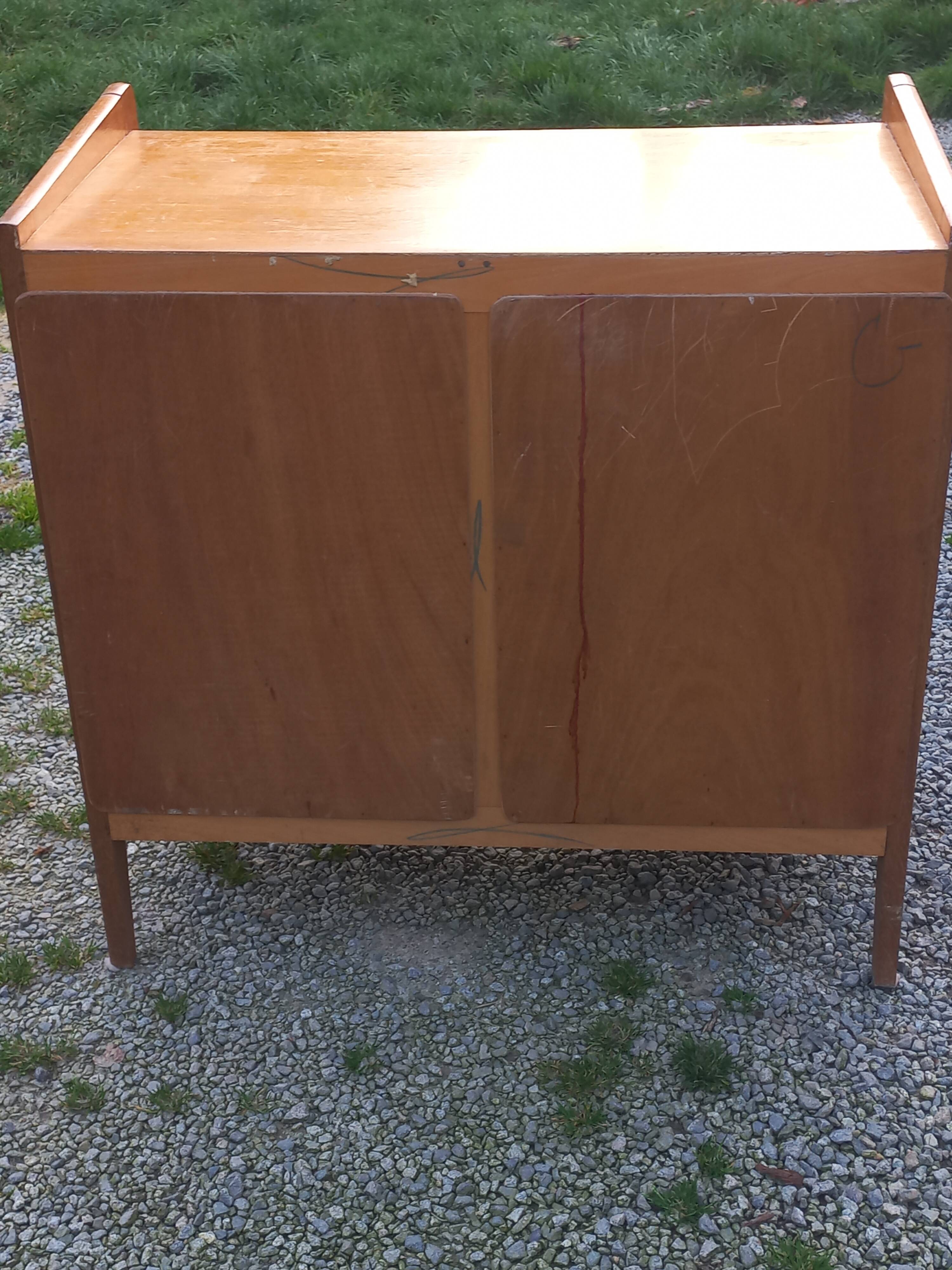 Vintage oak commode with tapered legs and wings from the 1950s.