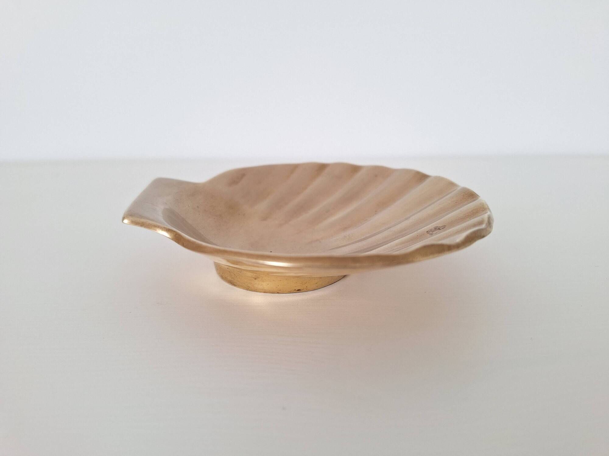 Shell-shaped brass catchall